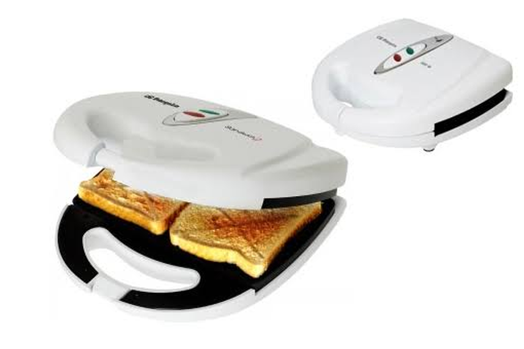 Sandwichera blanca, con dos sándwiches tostados dentro, aislada sobre blanco.