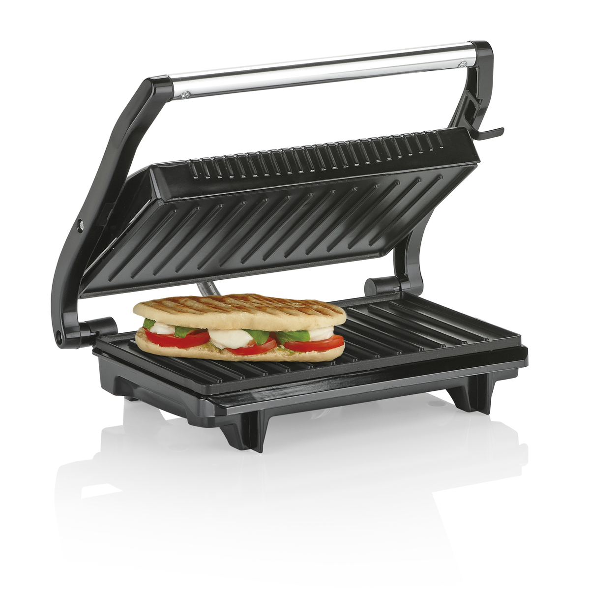 Prensa panini negra con un sándwich dentro. La prensa está abierta y sobre un fondo blanco.