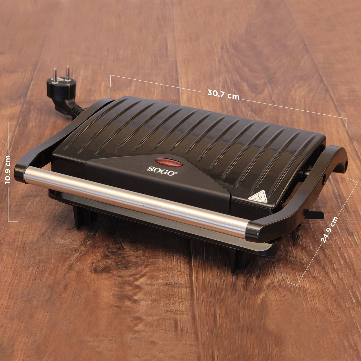 Una griglia SOGO nera con manico argentato, su una superficie di legno. Le dimensioni sono indicate.