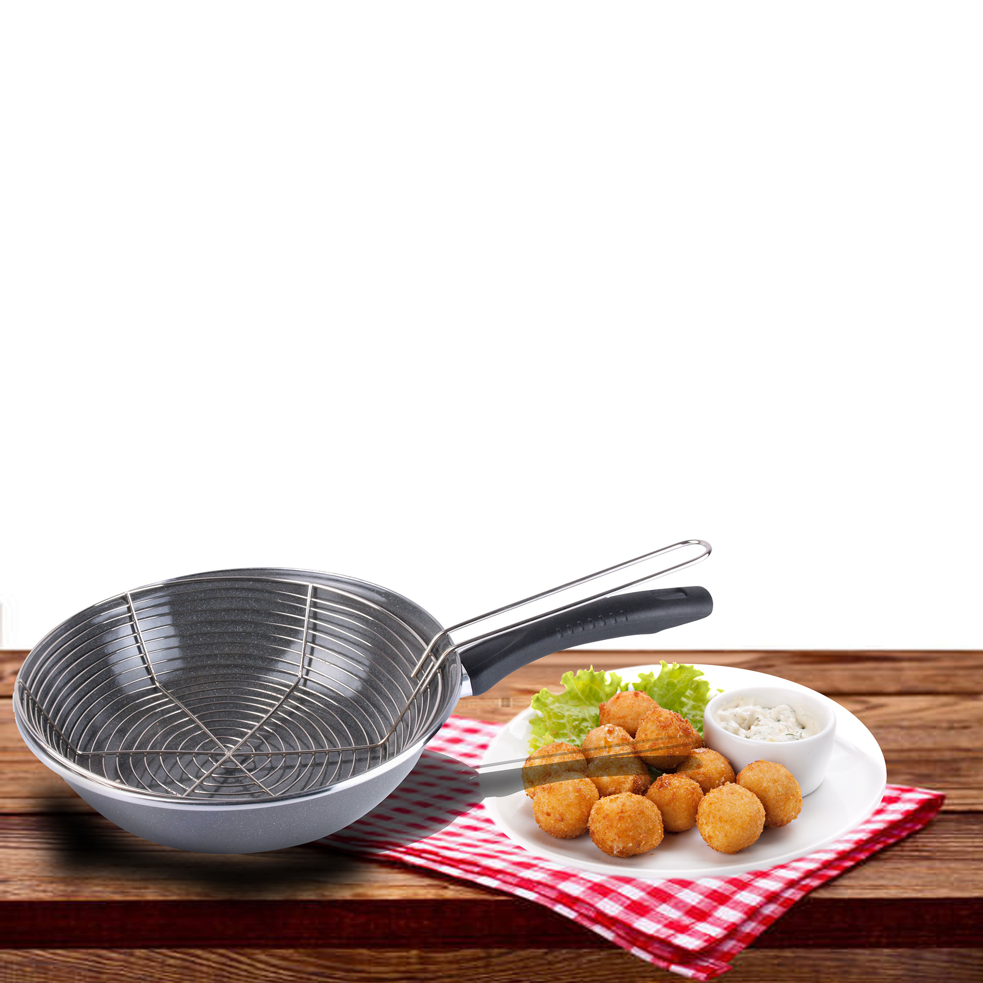 Una sartén profunda con un colador de malla y un plato de comida frita con salsa.
