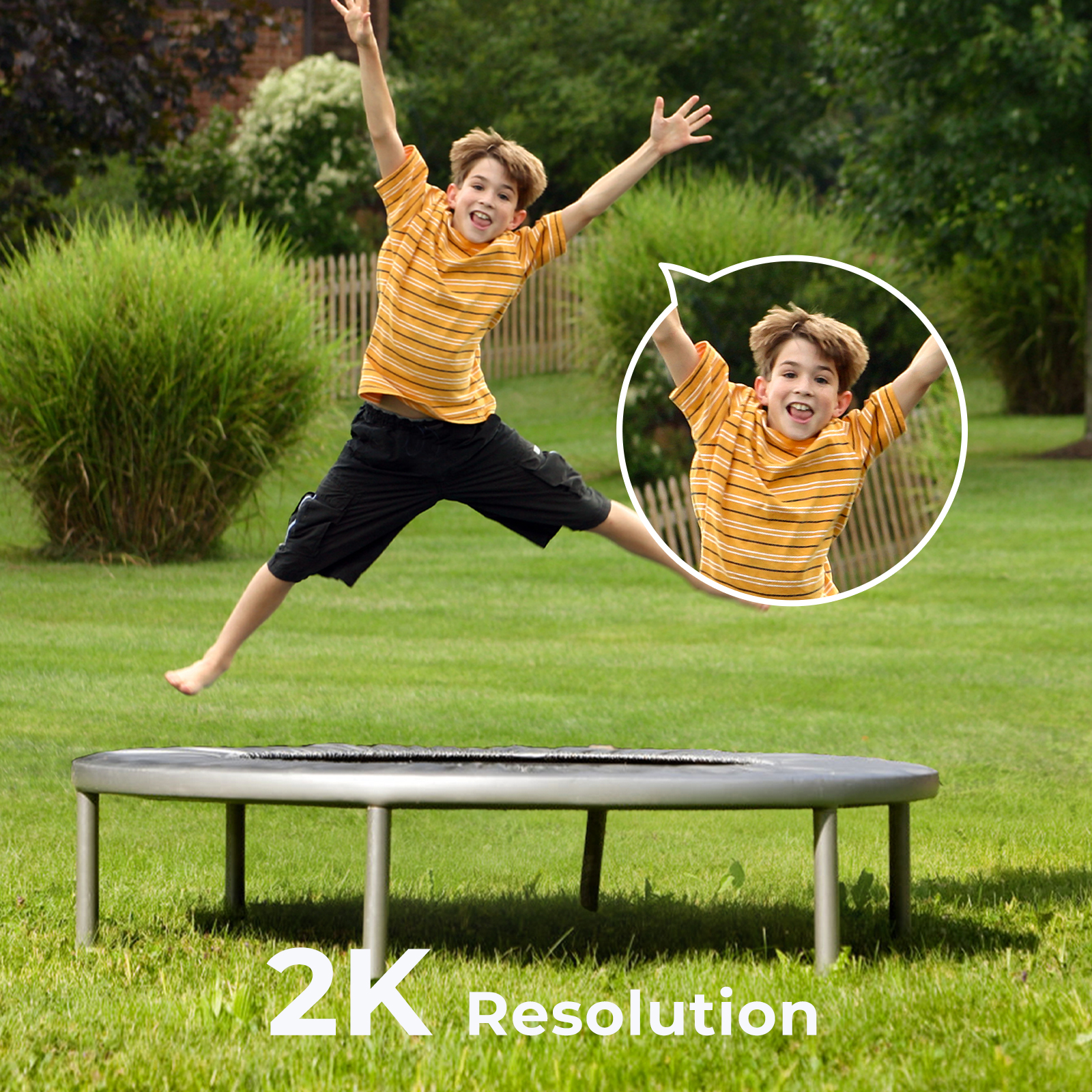 Junge springt auf einem Trampolin, 2K Auflösung, grünes Gras, blauer Himmel im Hintergrund.