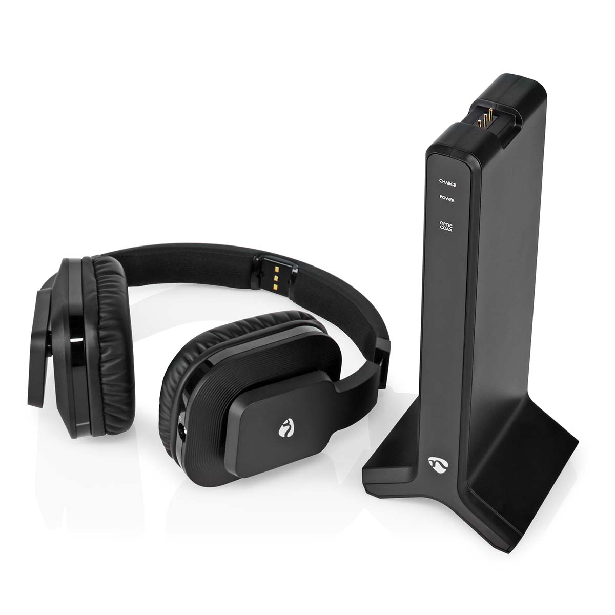 Auriculares negros y una base de carga. Los auriculares se colocan sobre una superficie blanca.