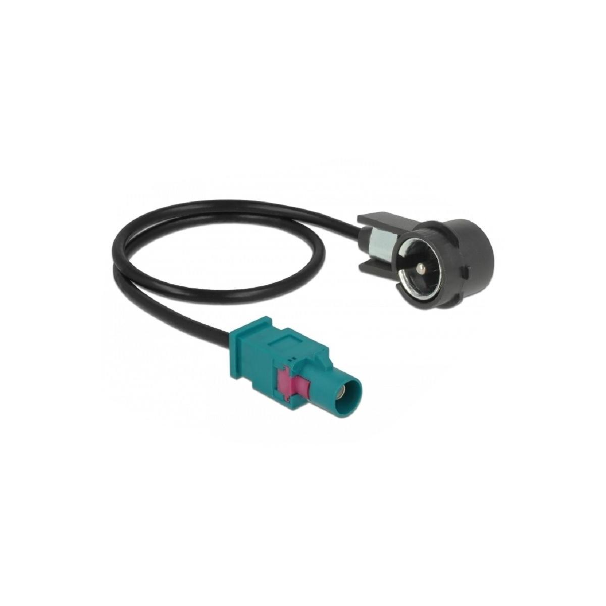 Ein schwarzes Autoantennenkabel mit einem türkisfarbenen und rosa Stecker auf weißem Hintergrund.