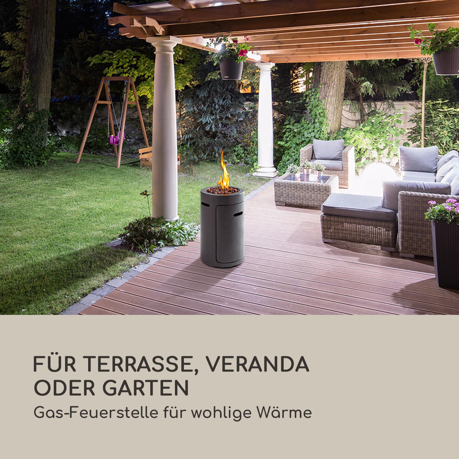 Außenszene mit einem Steinfuego, umgeben von Sitzgelegenheiten unter einer Pergola.