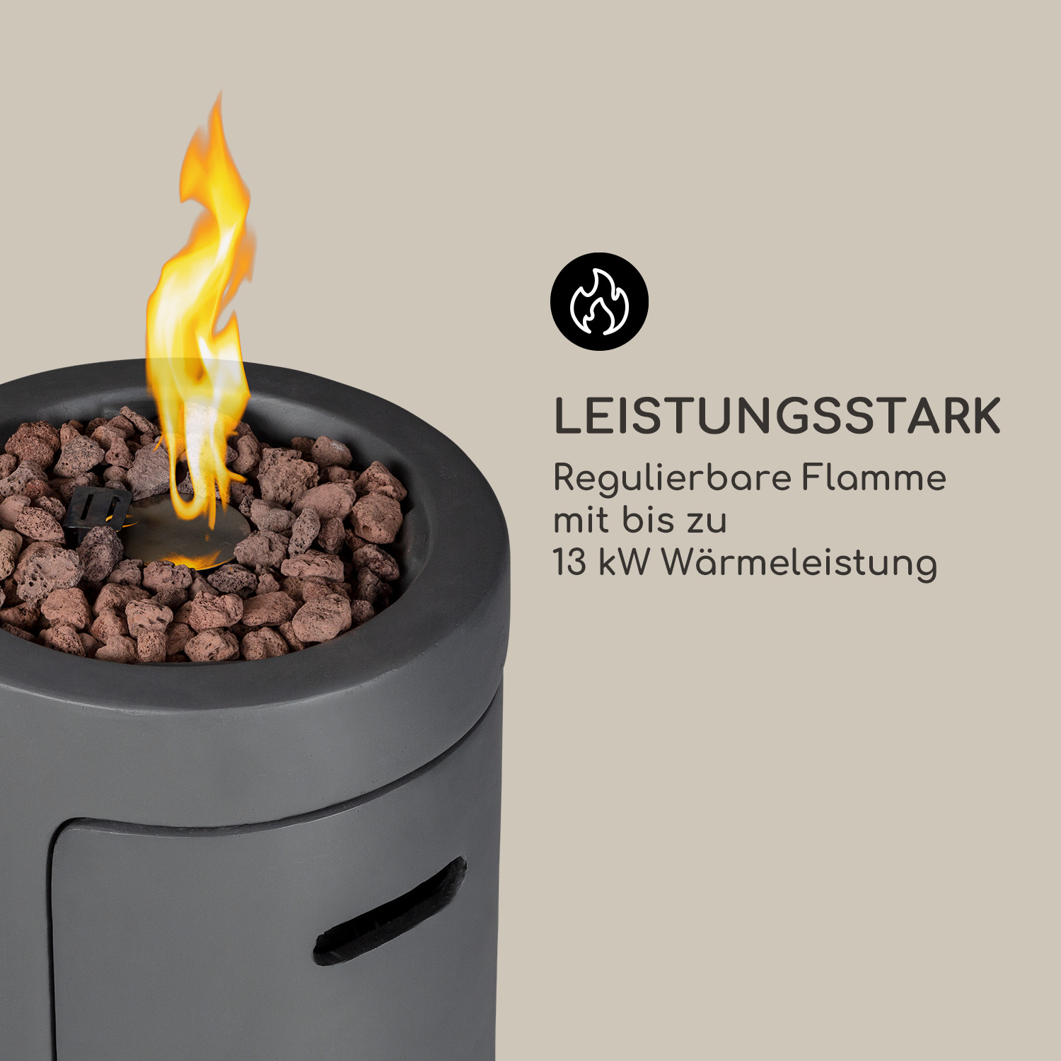 Eine zylindrische schwarze Feuerstelle mit Flammen und braunen Steinen.