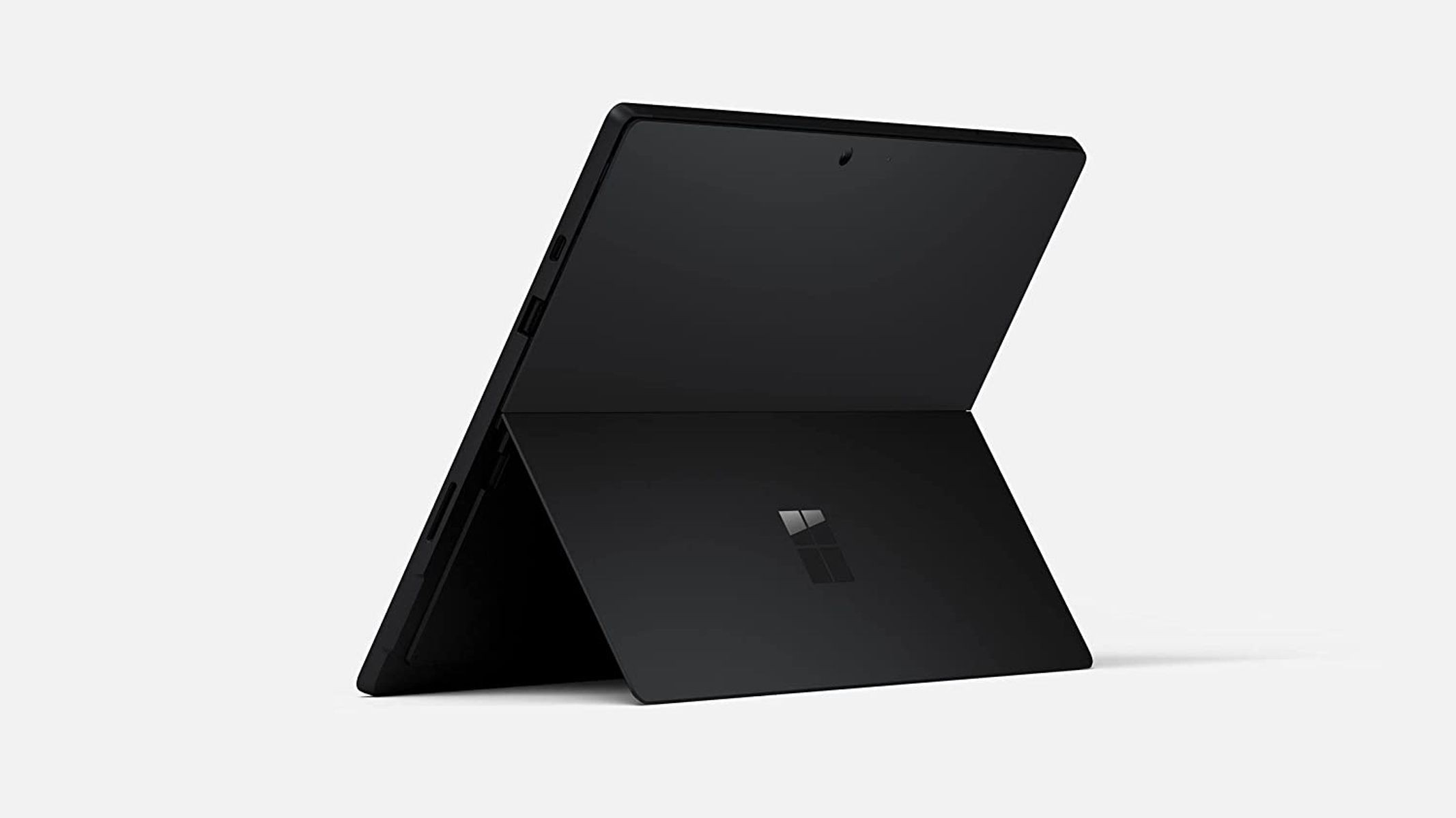 Ein schwarzes Tablet mit geöffnetem Bildschirm, vor weißem Hintergrund. Ein Microsoft-Logo ist sichtbar.