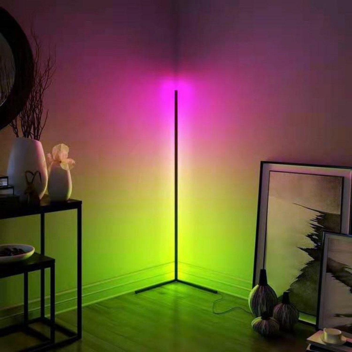 Eck-Stehlampe mit mehrfarbigem Licht. Rosa, gelbes und lila Licht an der Wand.