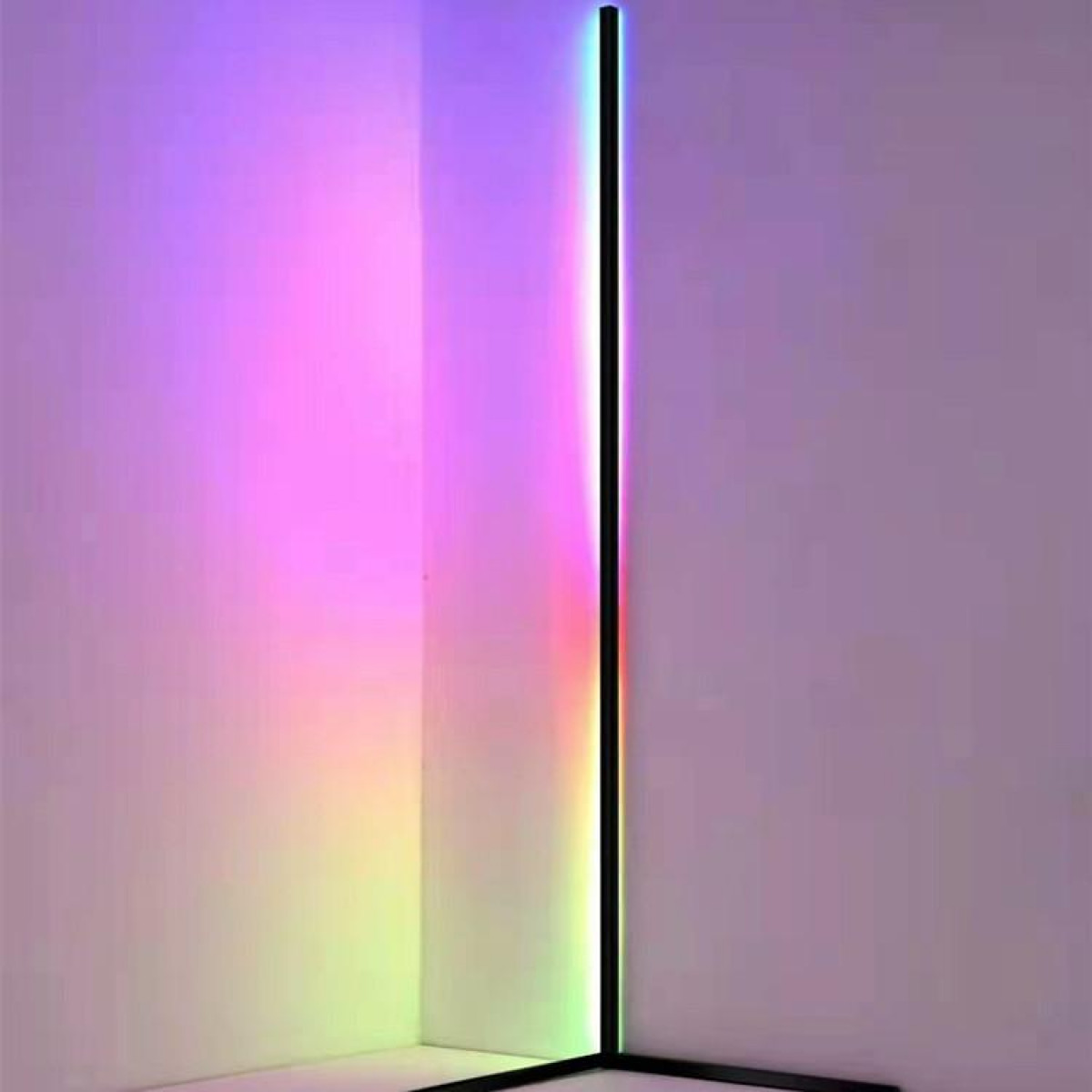 Ecklampe, die farbiges Licht ausstrahlt, vor einer weißen Wand.