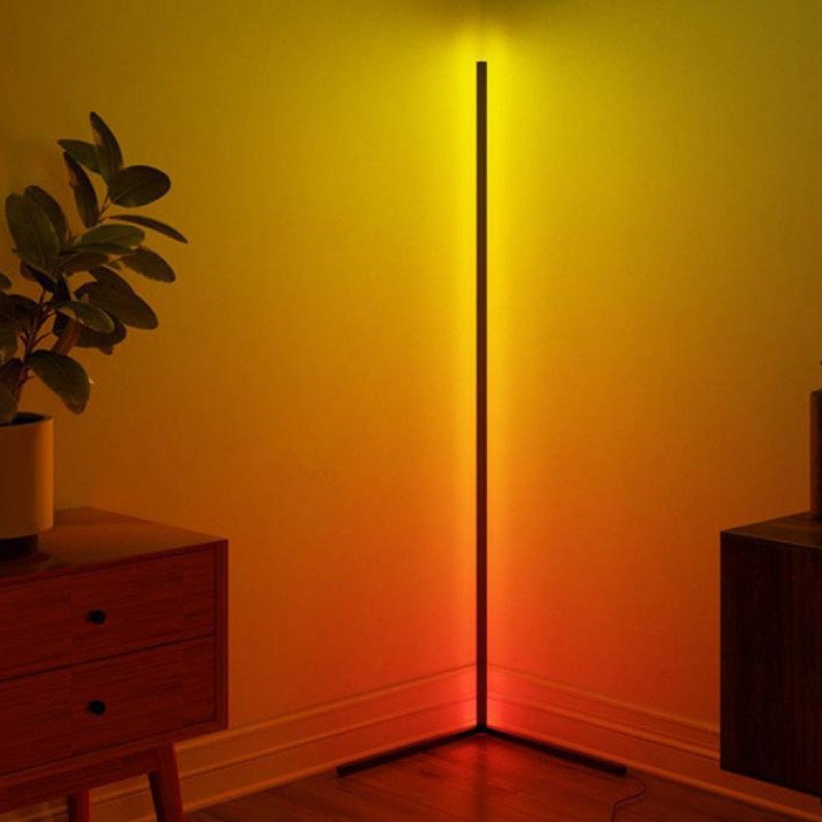 Ecklampe mit schwarzem Ständer und gelb-rotem Farbverlauf.