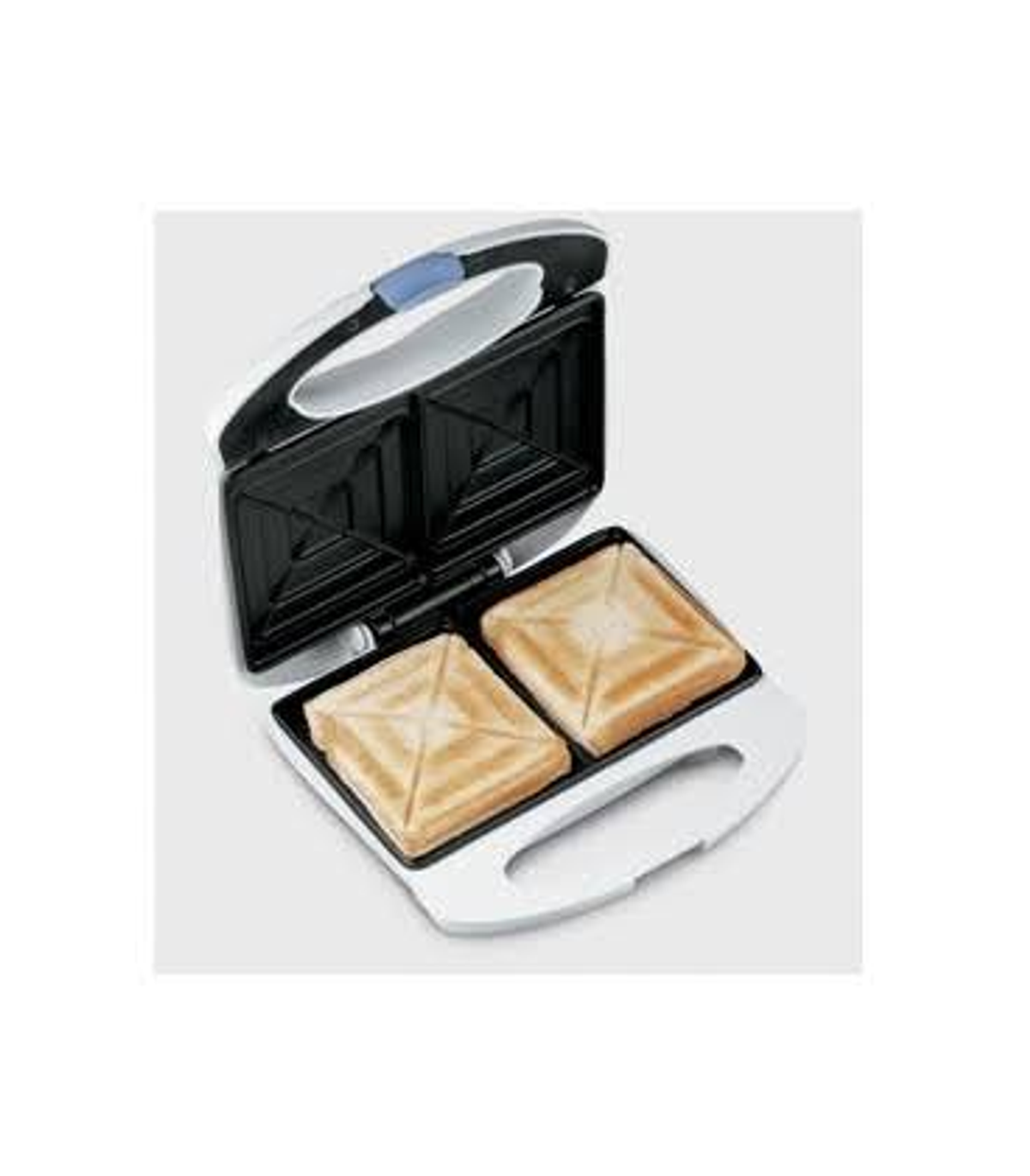 Sandwichera con dos sándwiches tostados. Cuerpo blanco, interior negro y asa azul.