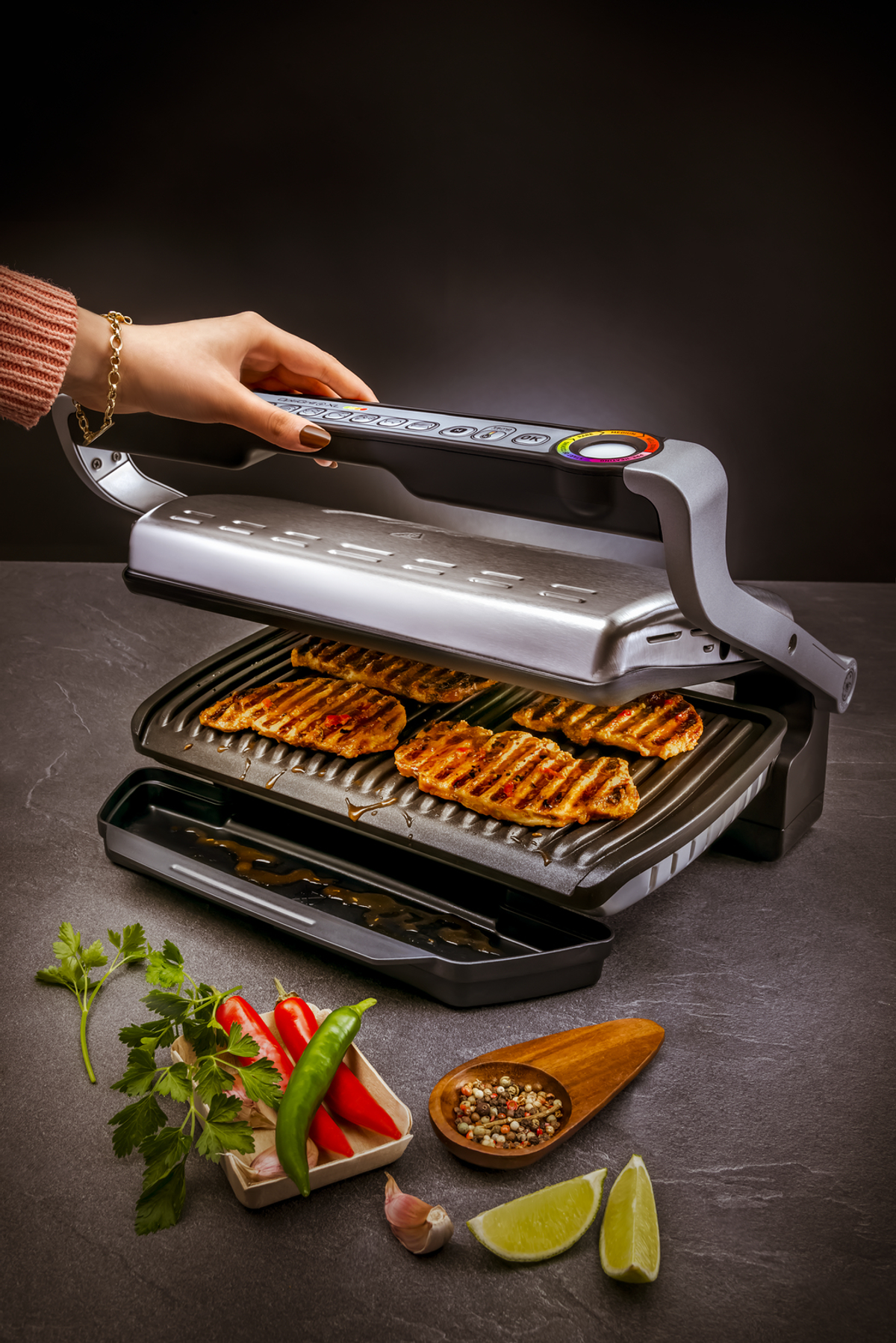 Grill z grillowanym mięsem, warzywami, obsługa dłonią.