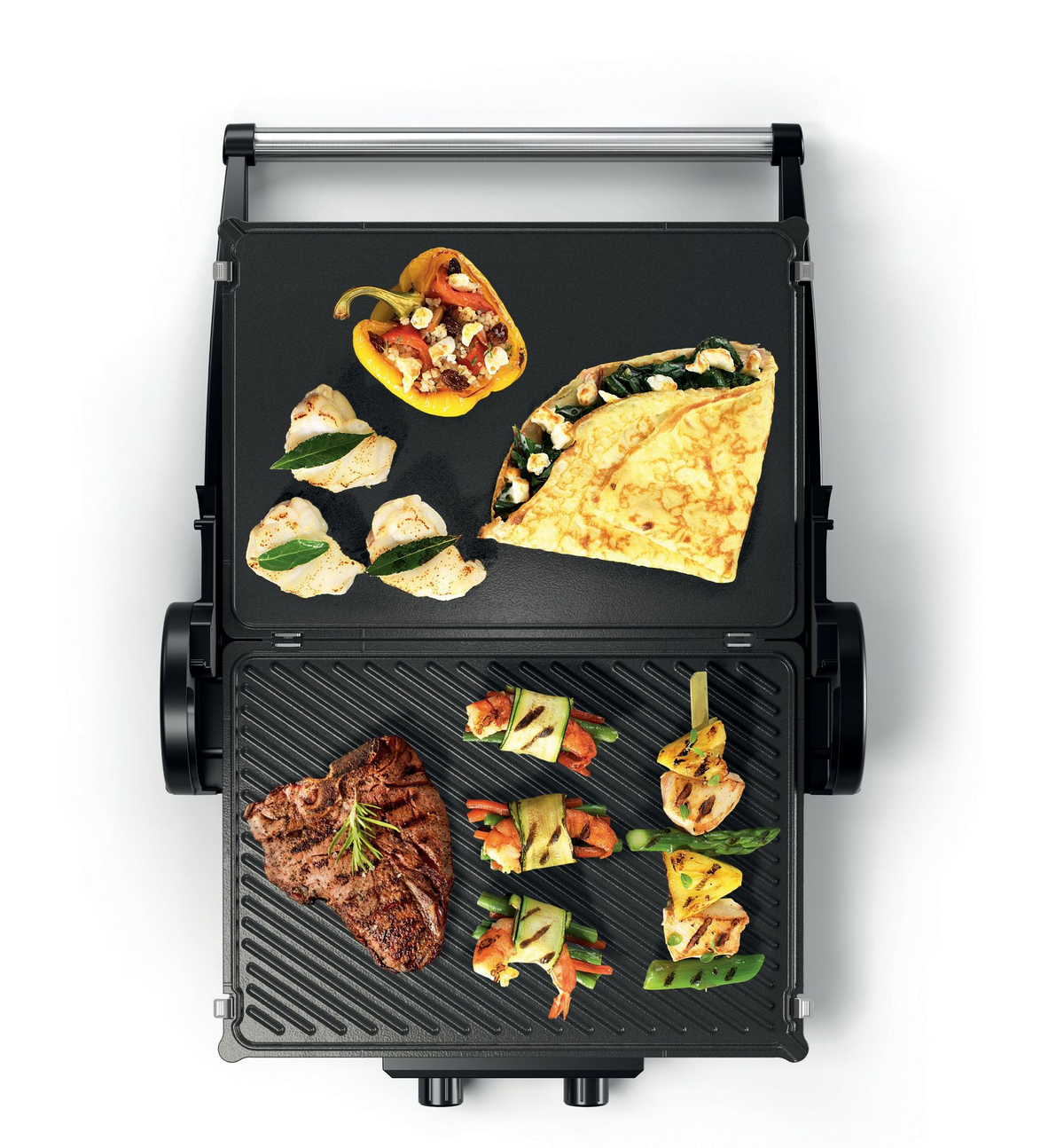 Parrilla eléctrica abierta con comida a la parrilla: bistec, brochetas de camarones, verduras y pimiento relleno.