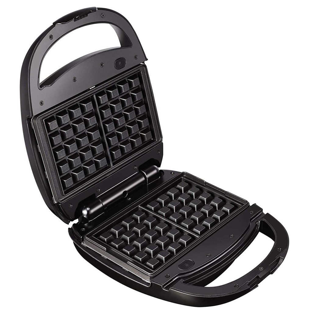 Czarny gofrownica jest otwarta, pokazując kratki do gofrów. Powierzchnia jest pusta.