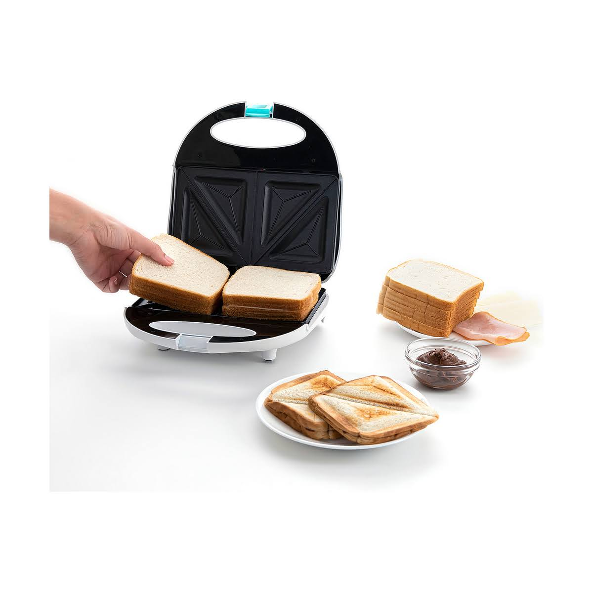 Macchina per sandwich con pane e ingredienti. Mano che mette il pane dentro.