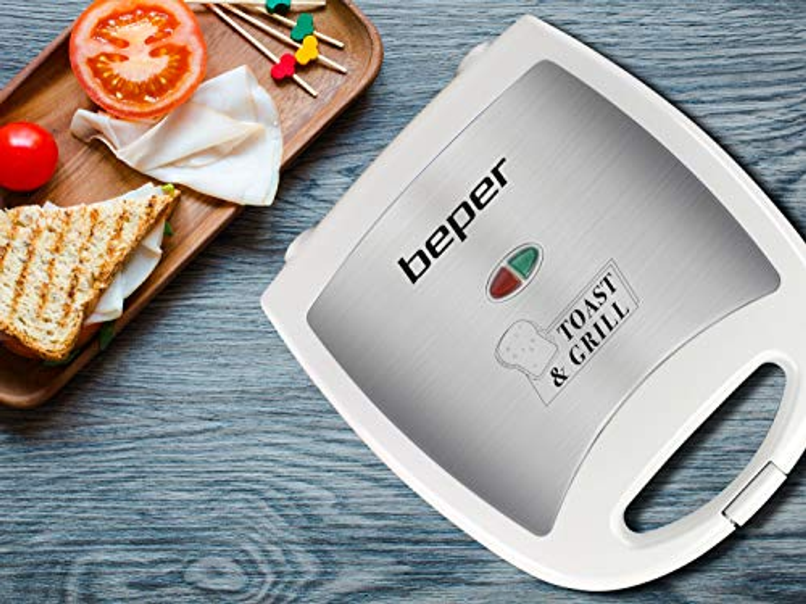 Biała toster Beper Toast & Grill z składnikami na drewnianej powierzchni.
