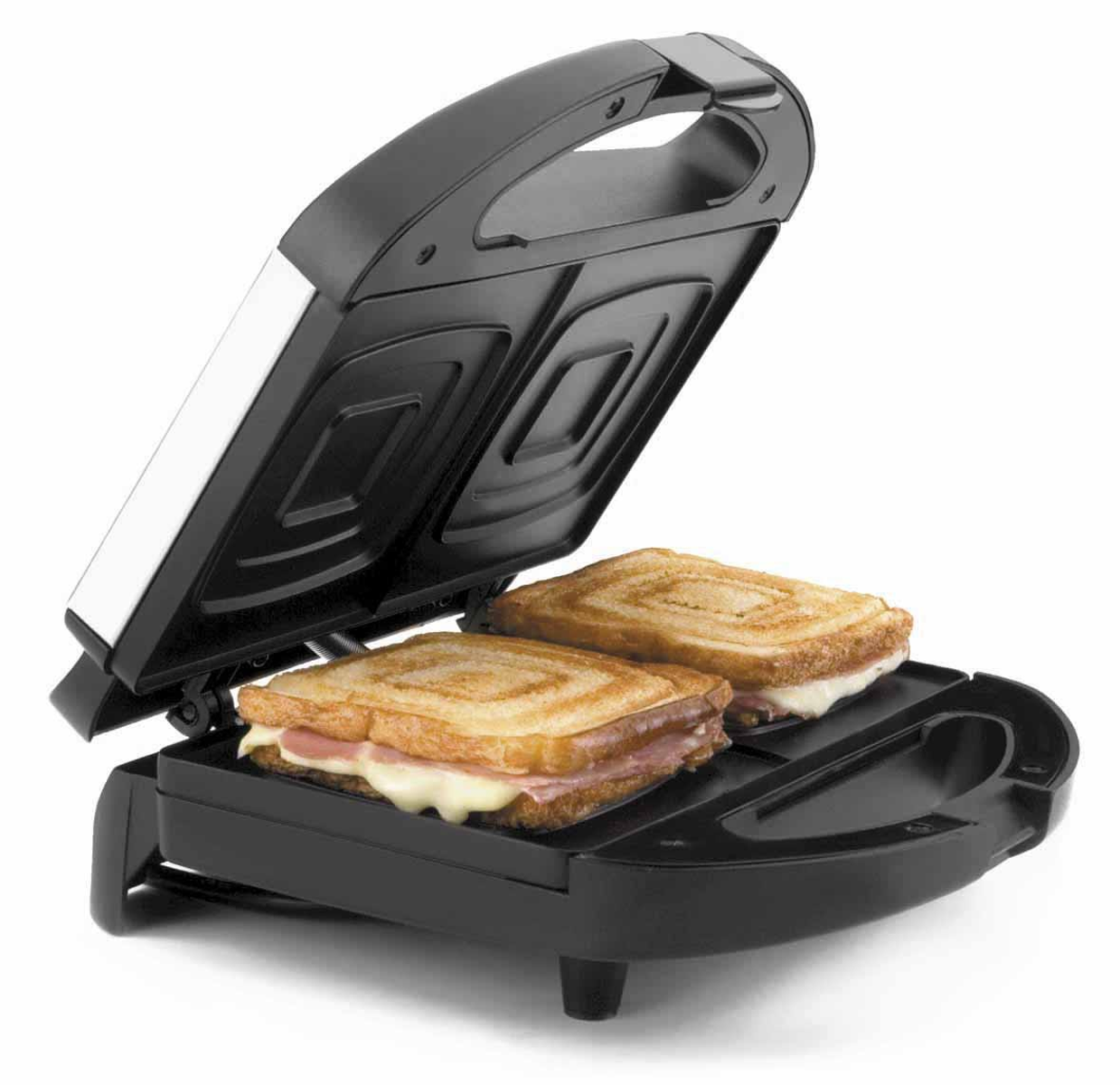 Macchina per sandwich nera, aperta, mostra due toast con formaggio e prosciutto. Sfondo bianco.