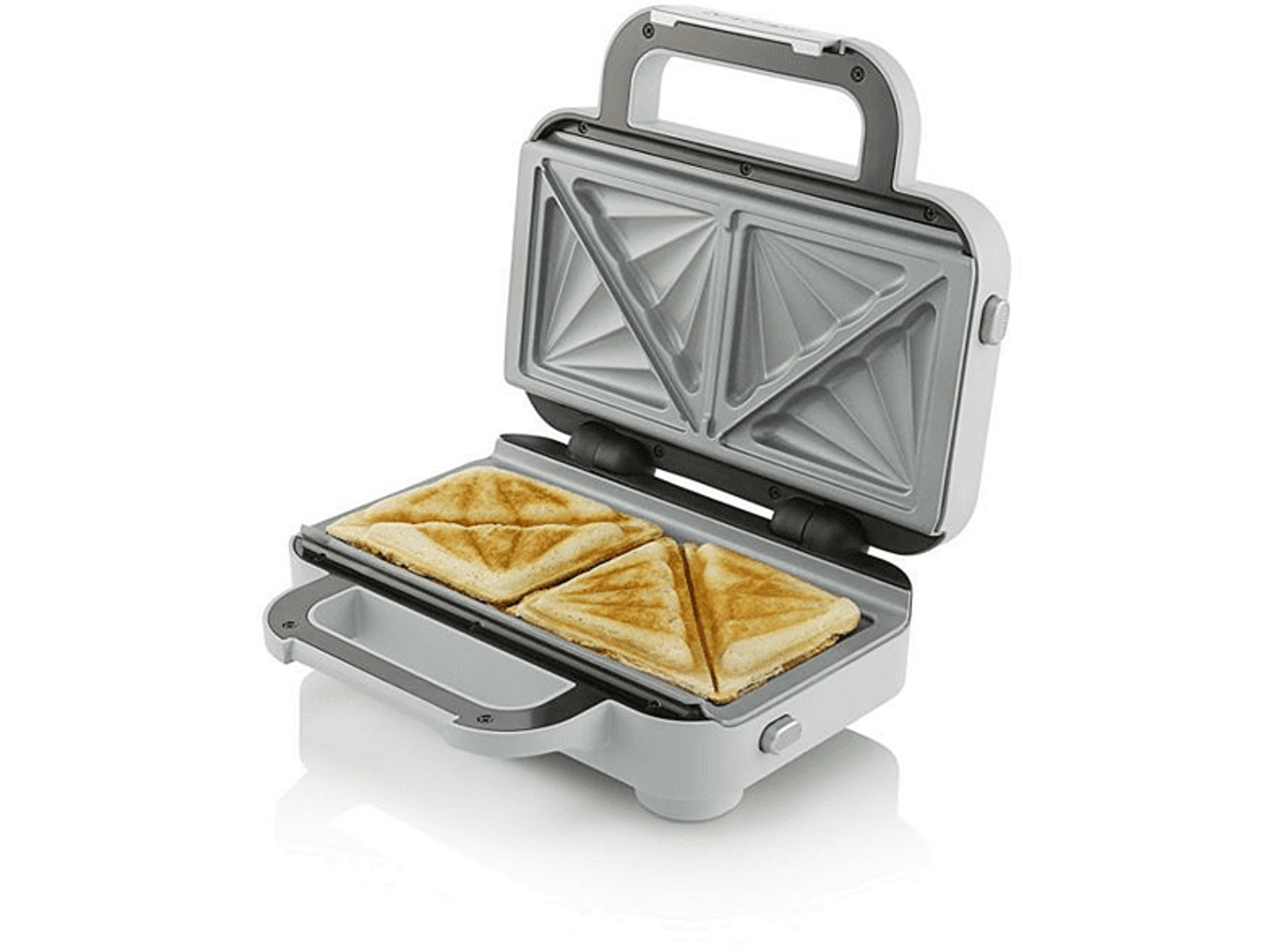 Weißer Sandwichmaker geöffnet, zeigt dreieckige Sandwiches. Griff und Ein-/Aus-Taste sichtbar.