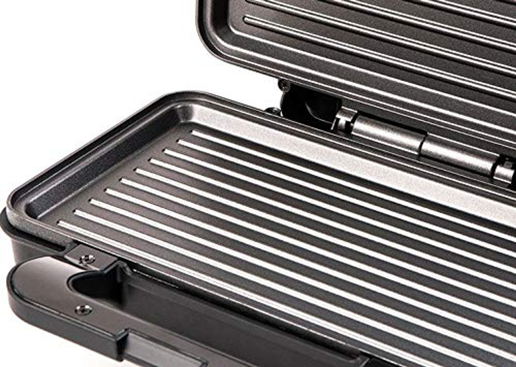Primer plano del interior de una sandwichera. Las placas calefactoras tienen ranuras paralelas.