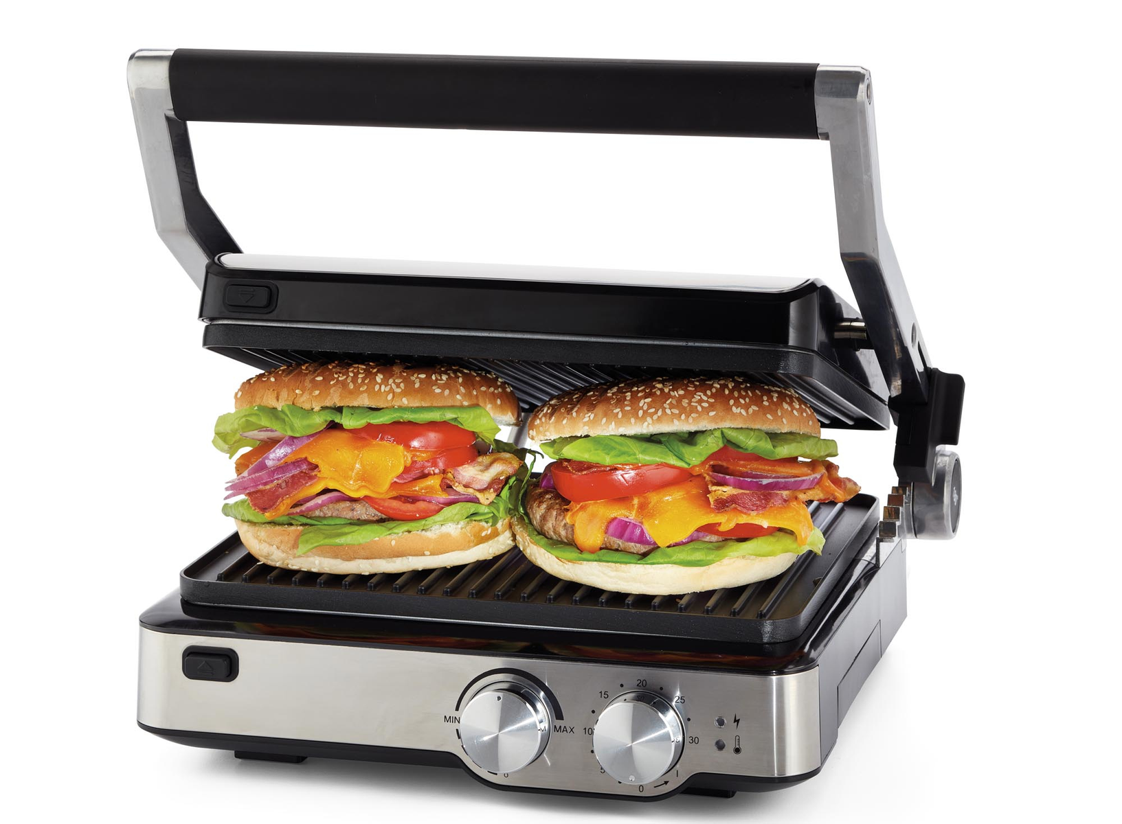 Üzerinde iki yüklü burger bulunan açık ızgara. Beyaz arka plan.