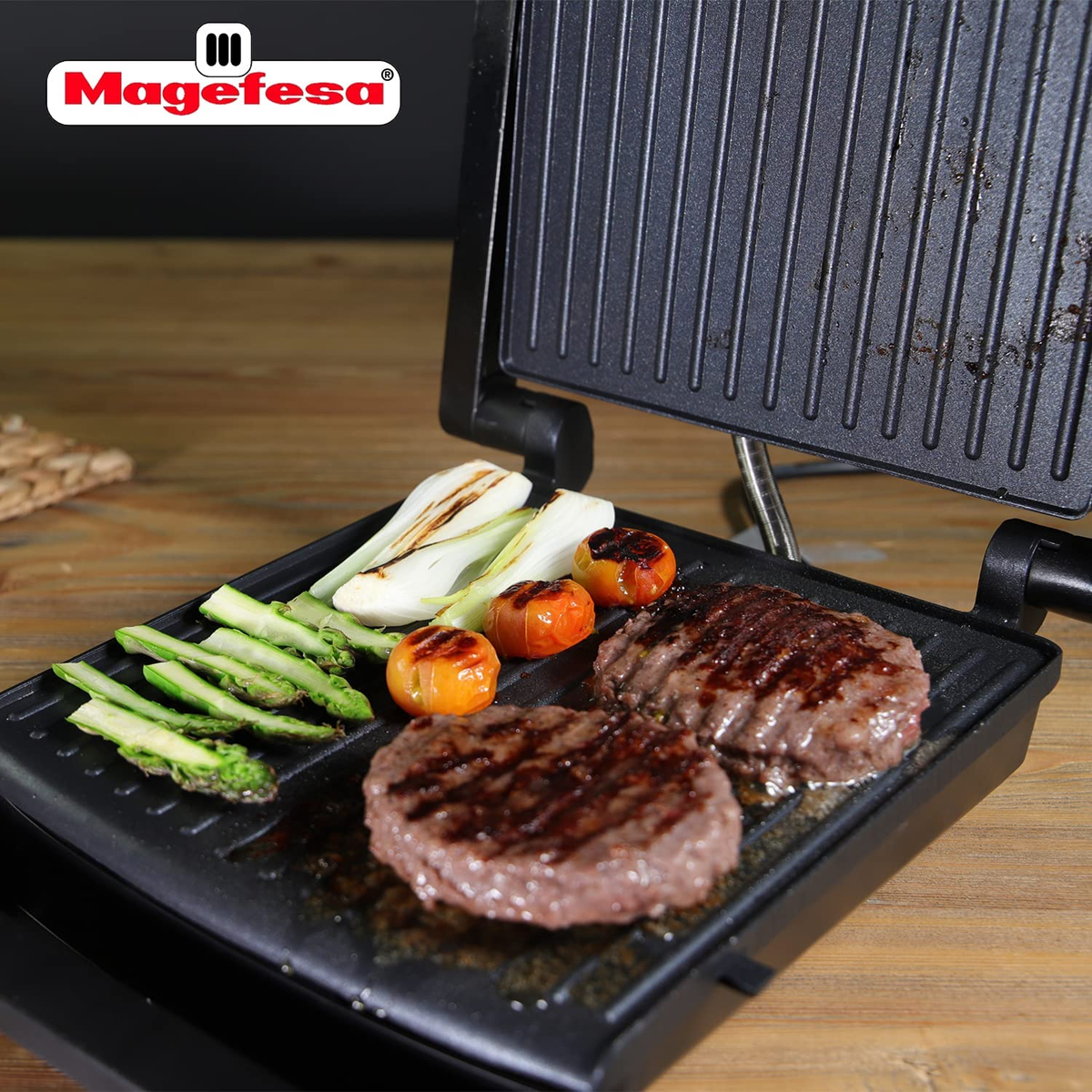 Parrilla con hamburguesas, tomates y verduras cocinadas. Logo MAGEFESA visible.
