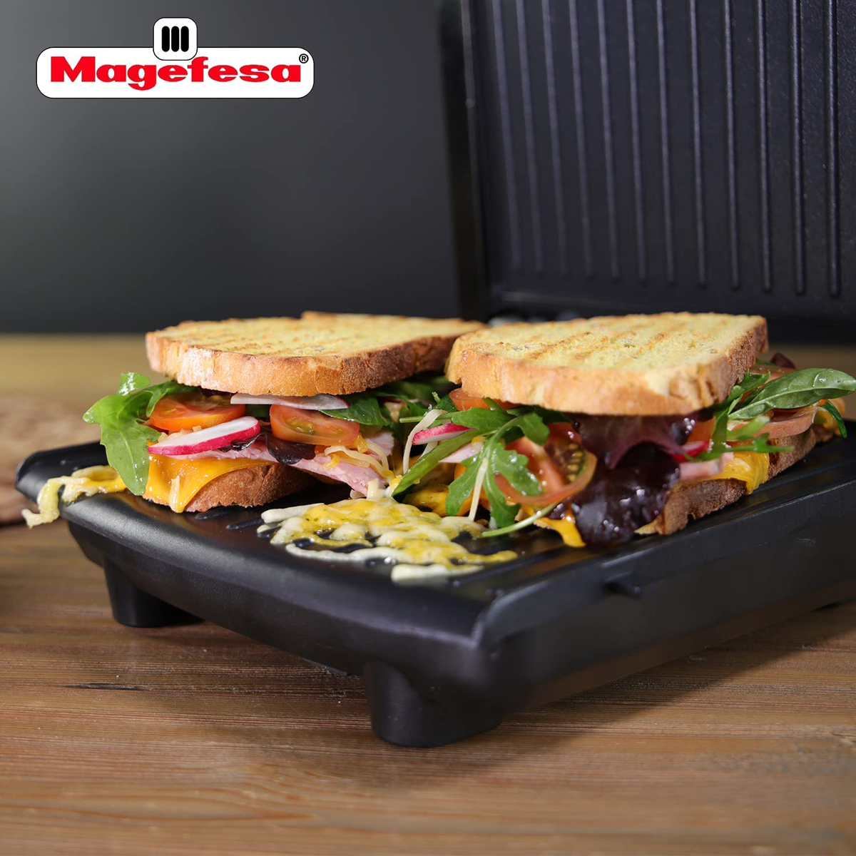 Sándwiches en una sandwichera, con el logotipo de Magefesa.