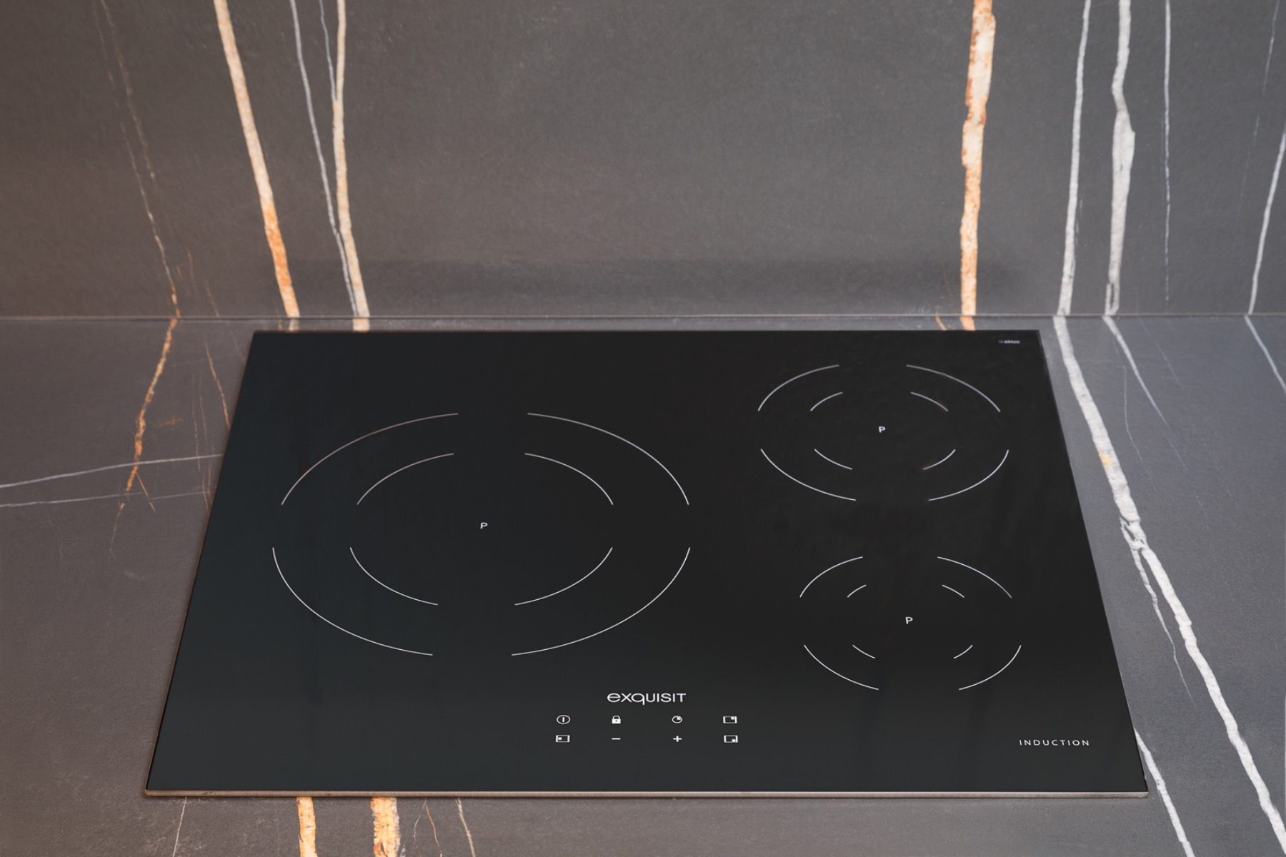 Una placa de inducción negra con tres zonas de cocción circulares.
