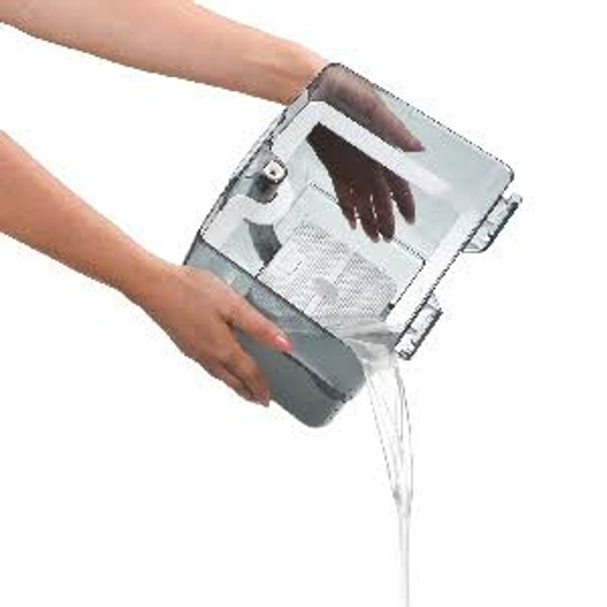 Ręce trzymają przezroczysty pojemnik, woda z niego wypływa. Białe tło.