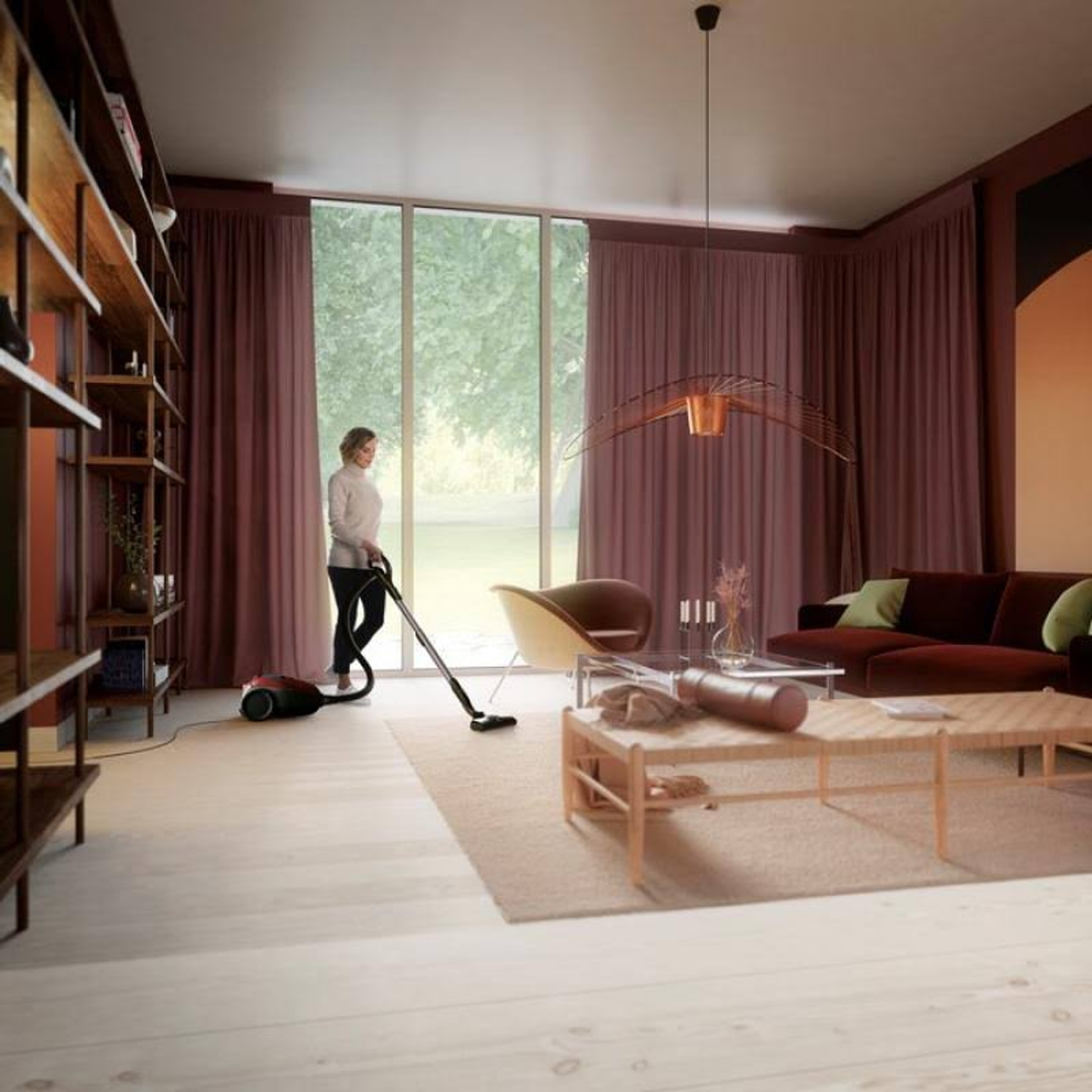 Kobieta odkurza salon z bordowymi zasłonami i jasną drewnianą podłogą. Widoczna jest sofa i regał.