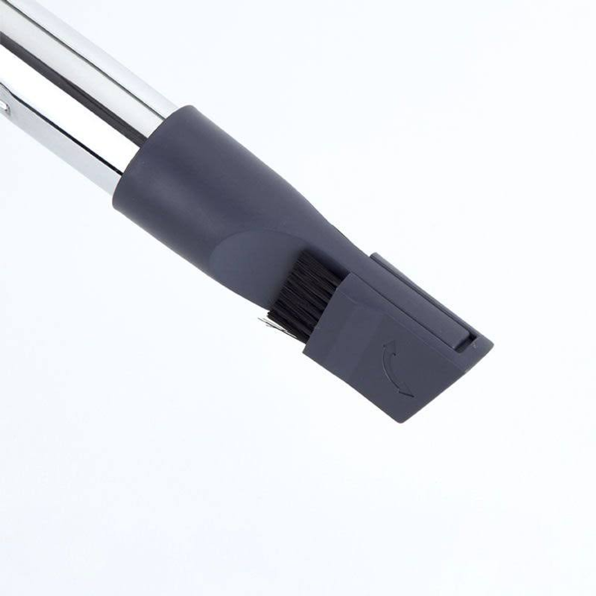 Primer plano del cabezal del cepillo de la aspiradora. Cepillo negro con parte rotativa. Fondo blanco.