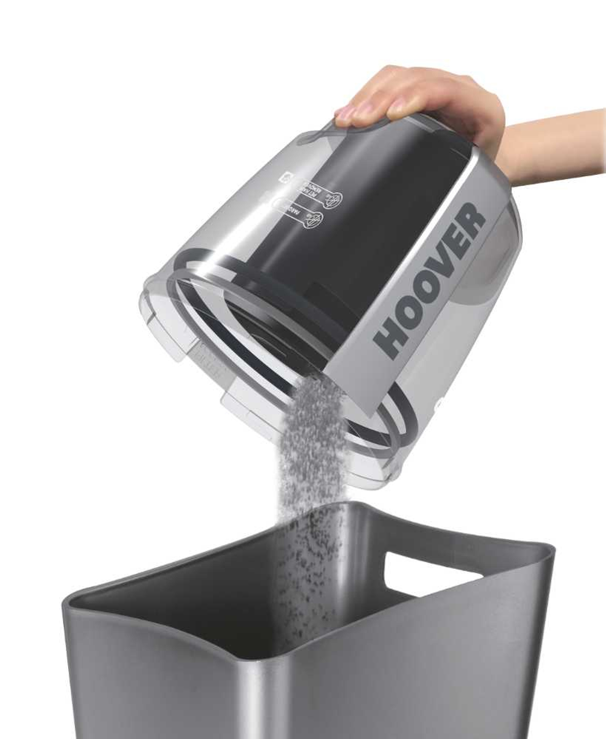 Ręka opróżniająca pojemnik na kurz z odkurzacza do szarego prostokątnego pojemnika.