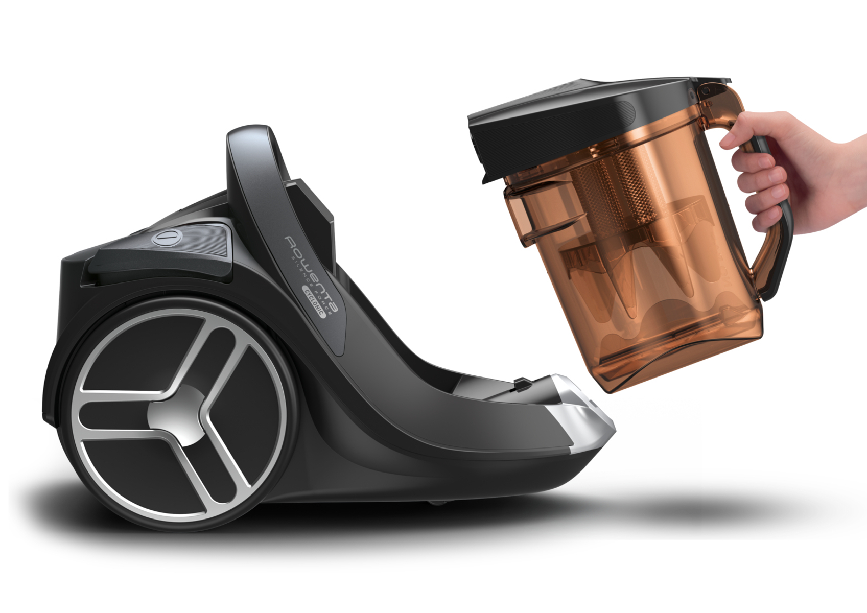 Czarny odkurzacz z brązowym pojemnikiem na kurz, który jest wyjmowany przez rękę.