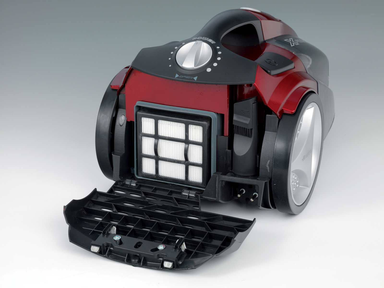 Czerwono-czarny odkurzacz z otwartą komorą.