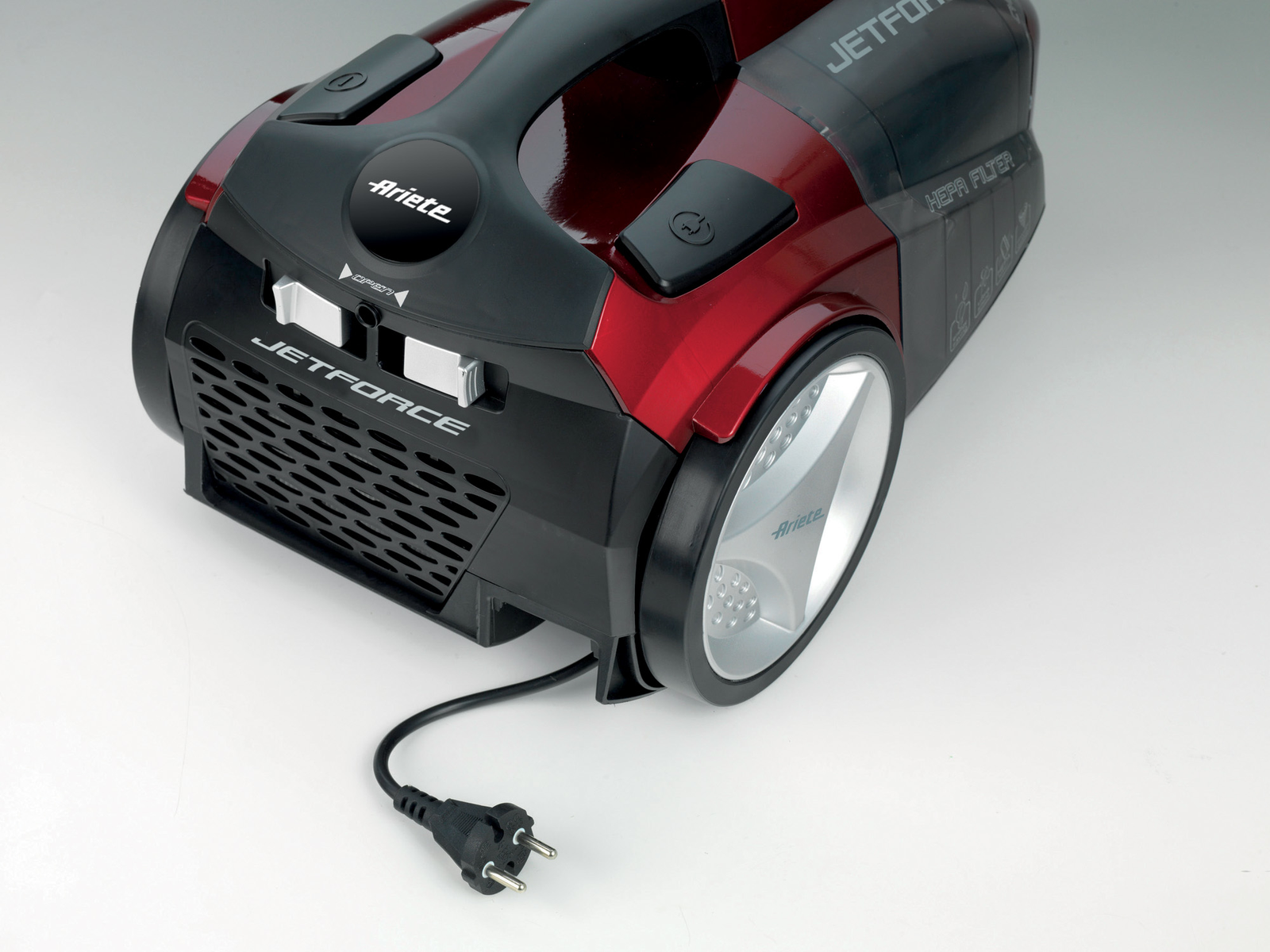 Czerwono-czarny odkurzacz z wtyczką i napisem JETFORCE, białe tło.