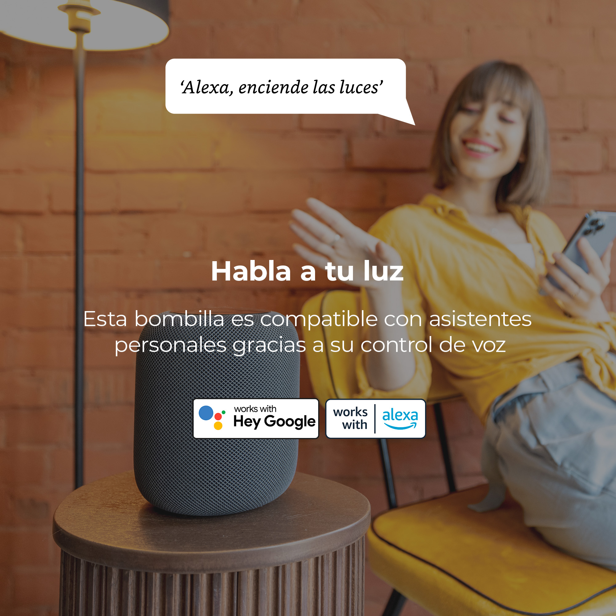 Donna con altoparlante intelligente. Testo: 'Parla alla tua luce', compatibile con Google e Alexa.