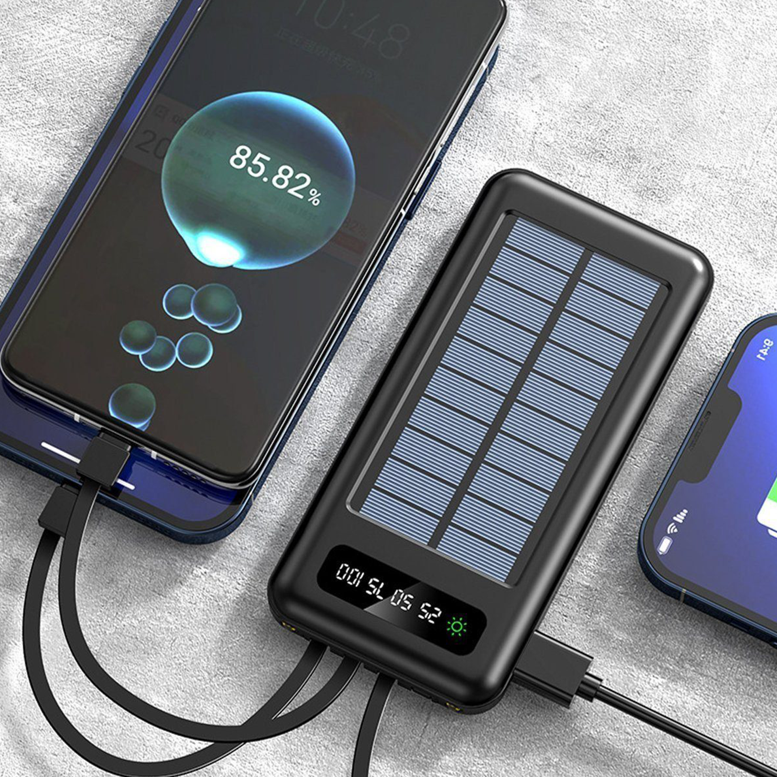 Cargador negro con energía solar cargando dos teléfonos.