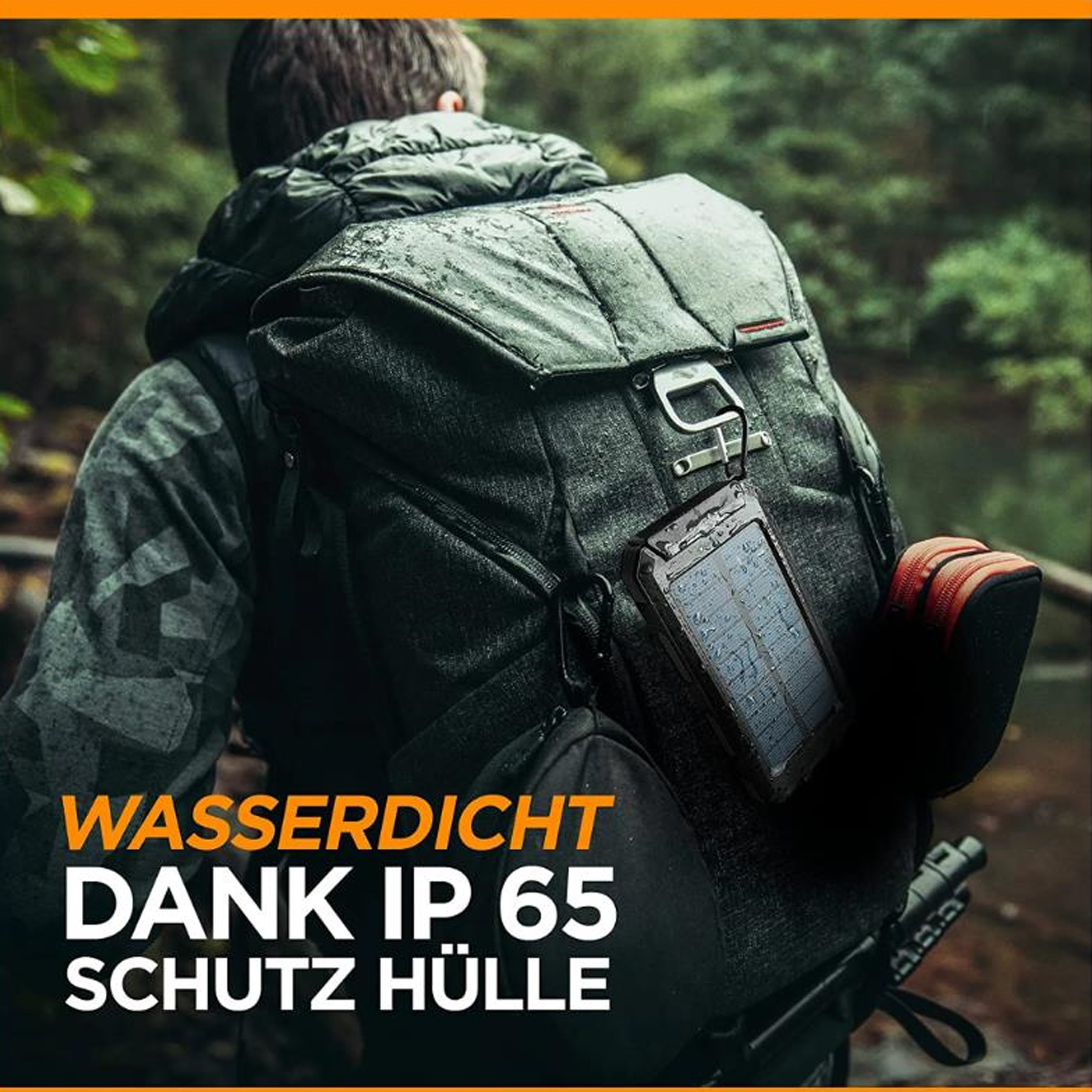 Eine Person mit Rucksack, Solarpanel befestigt, in einer regnerischen Umgebung, mit Text, der wasserdicht anzeigt.