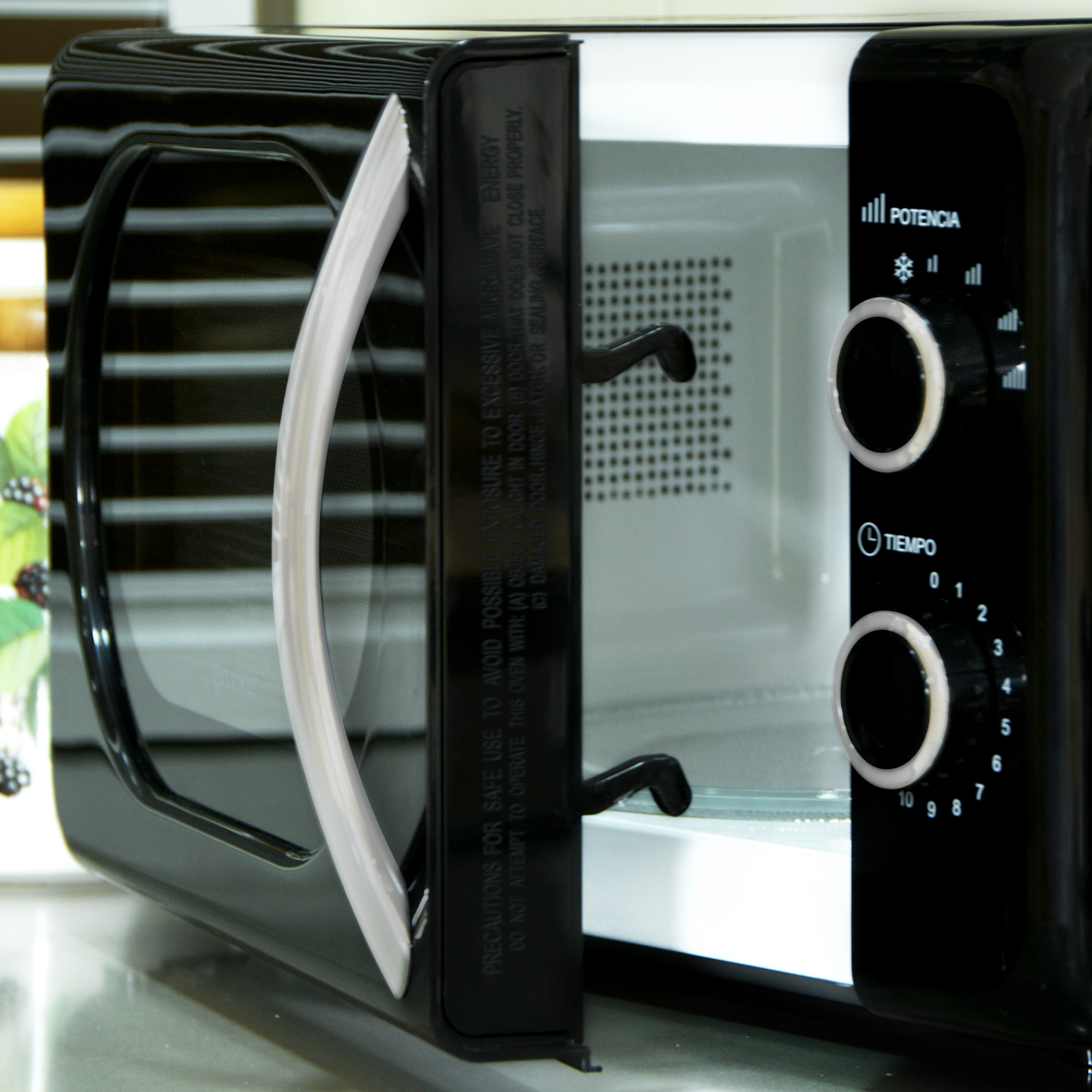 Forno a microonde nero con porta aperta e pannello di controllo.