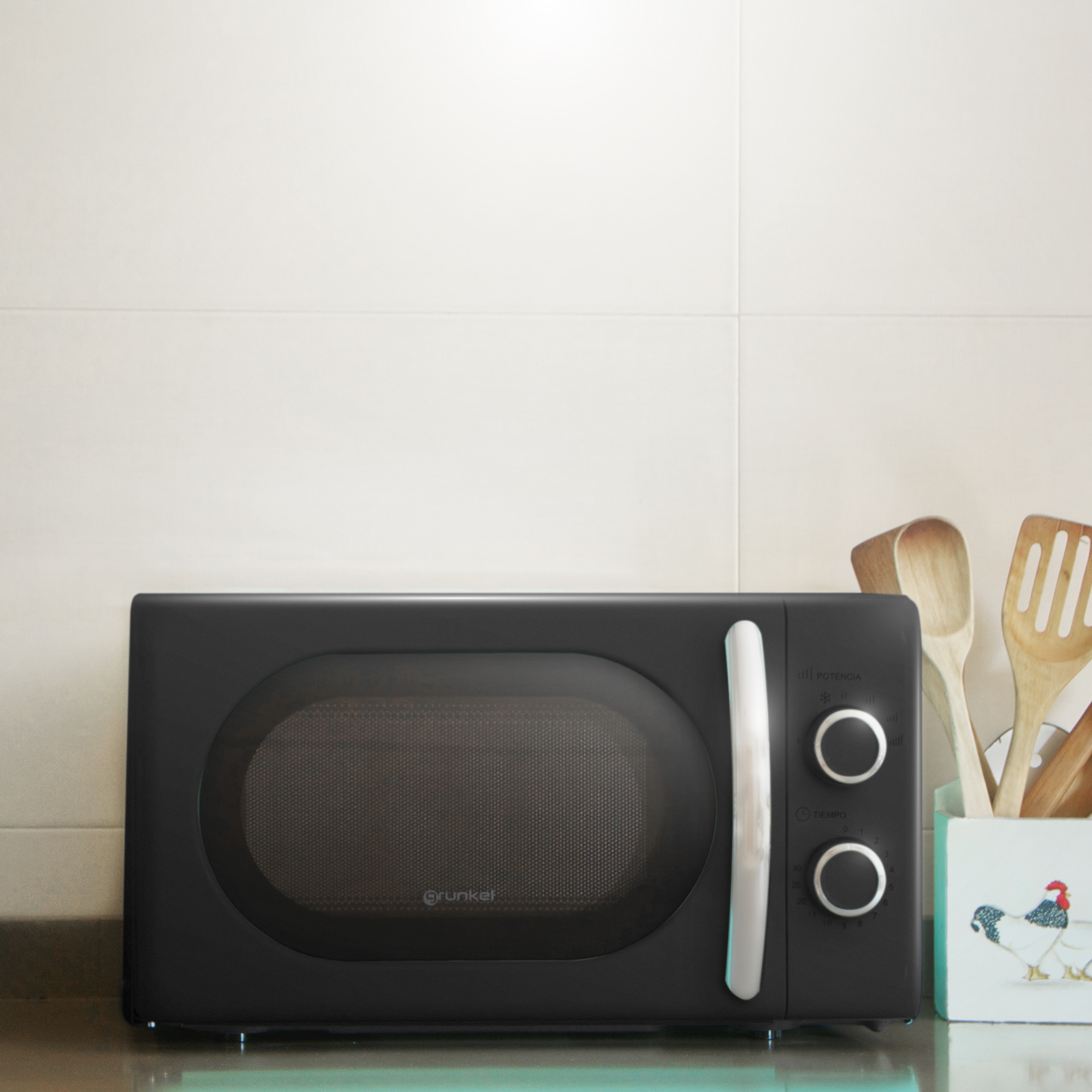 Un forno a microonde nero con pannello di controllo e porta a vetro.