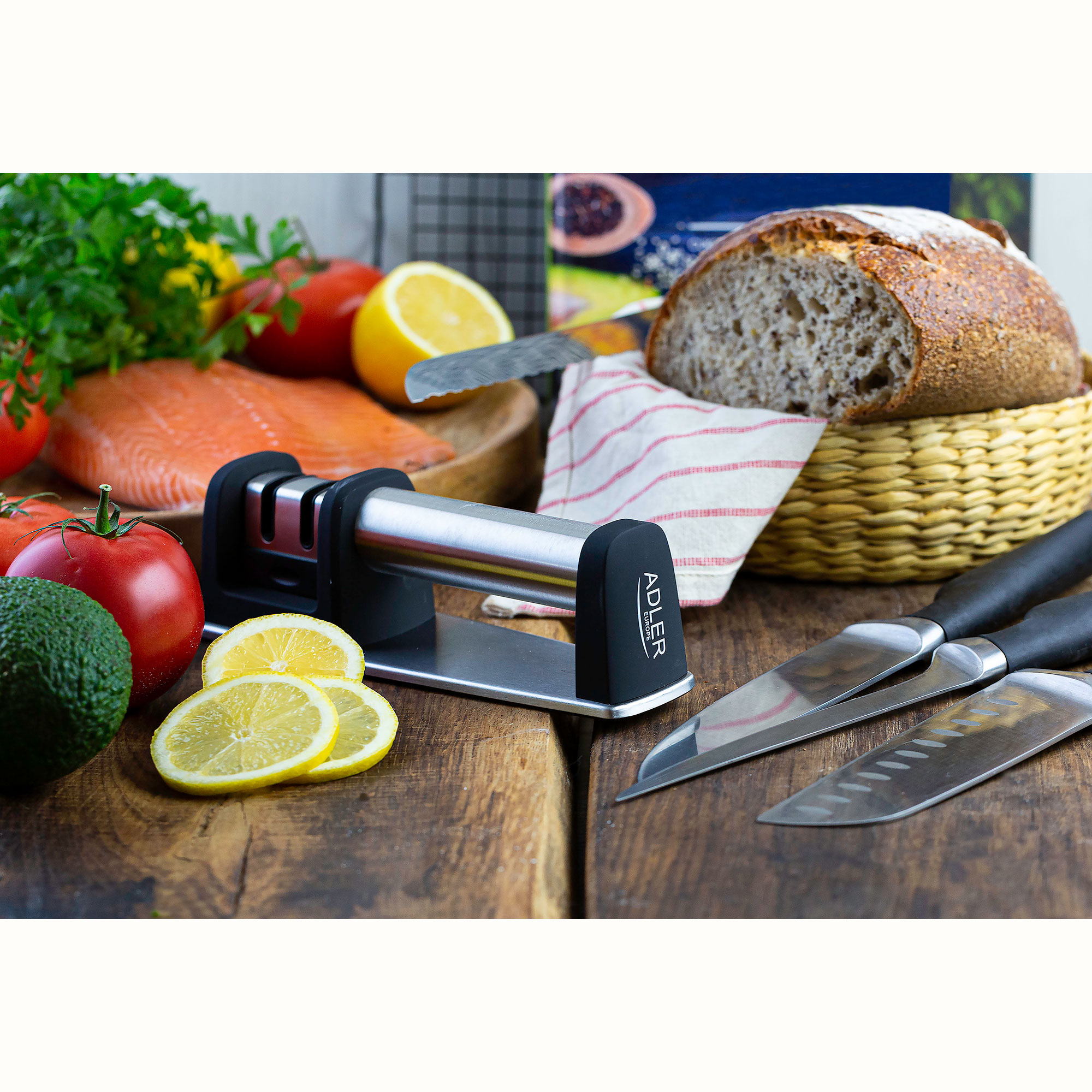 Un afilador de cuchillos con alimentos como salmón y limones.