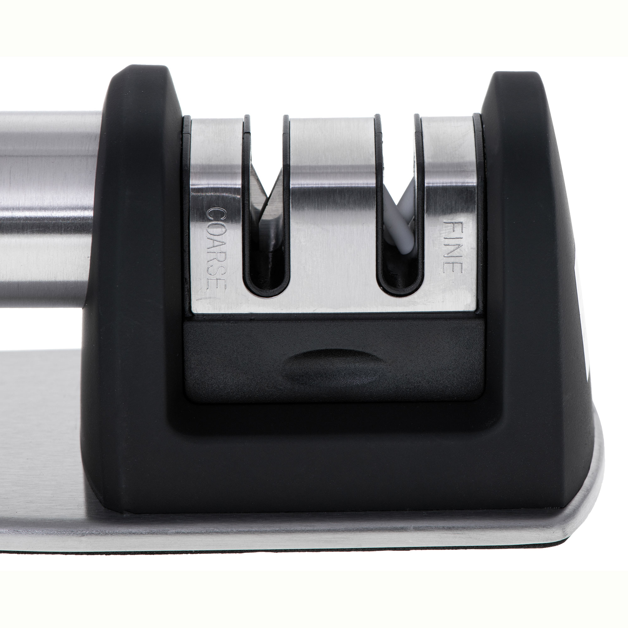 Un afilador de cuchillos de acero inoxidable con ranuras gruesas y finas. Acentos negros y fondo blanco.