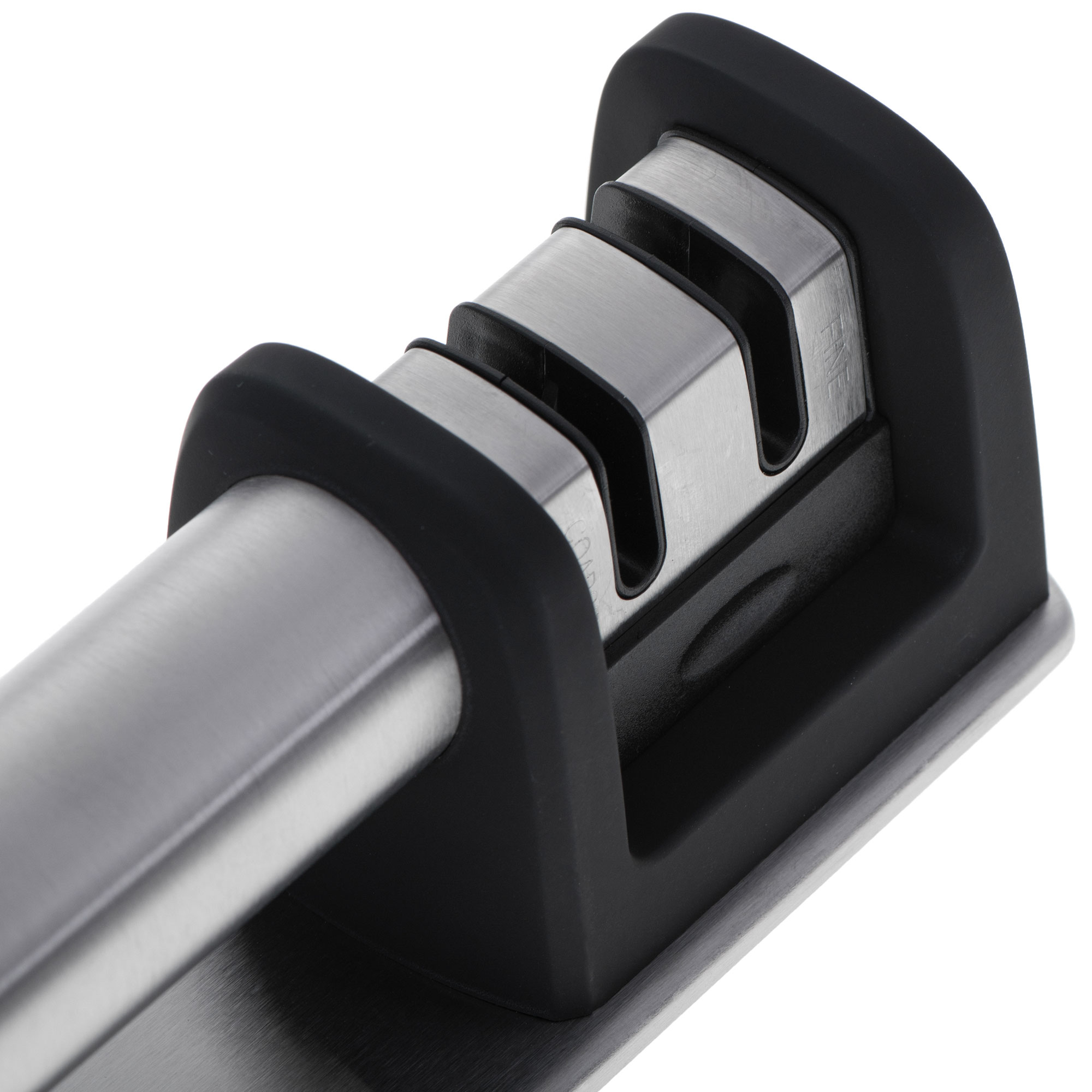 Afilador de cuchillos, primer plano. Con cuchillas de acero inoxidable y agarres de goma negra.