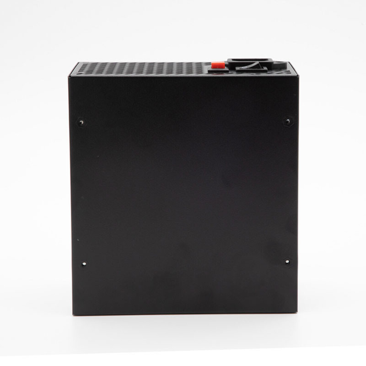 Dispositivo elettronico nero, un alimentatore, con alcuni fori e un interruttore.