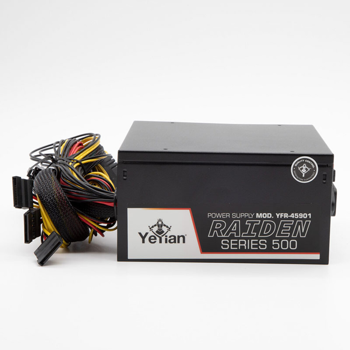 Alimentatore nero Yeian Raiden Series 500 con cavi. Sfondo bianco.