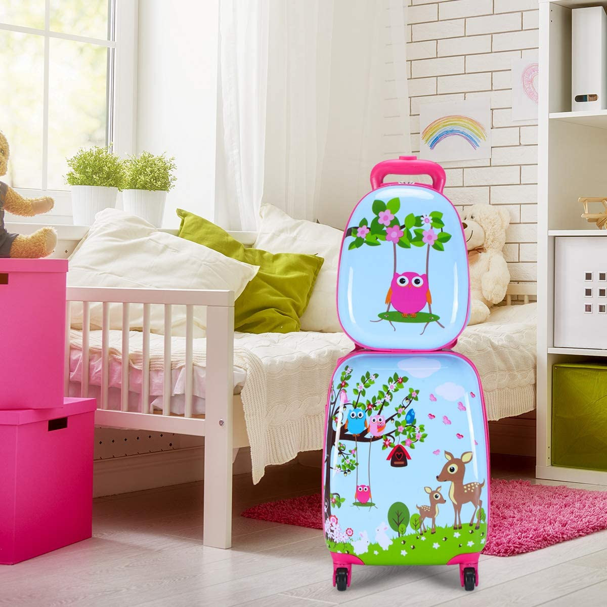 Zwei Eulen-Koffer, einer auf dem anderen gestapelt, in einem Kinderzimmer.