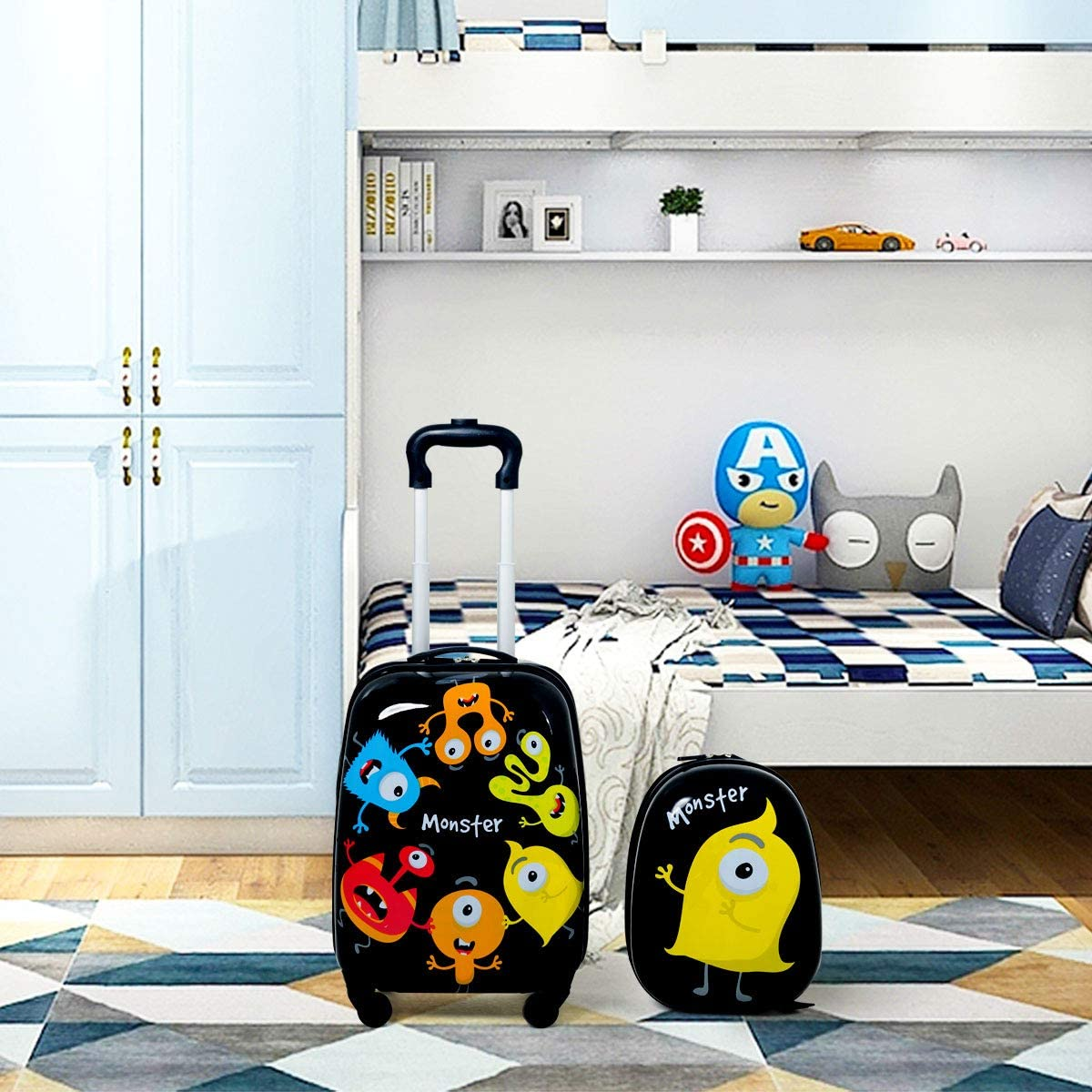 Ein Kinderkoffer und Rucksack mit Zeichentrickfiguren. Ein Superheldenspielzeug auf einem Bett.
