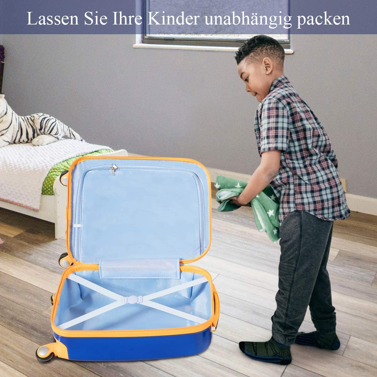 Junge packt einen Koffer. Der Koffer ist offen, Kleidung und ein Tiger-Spielzeug daneben.