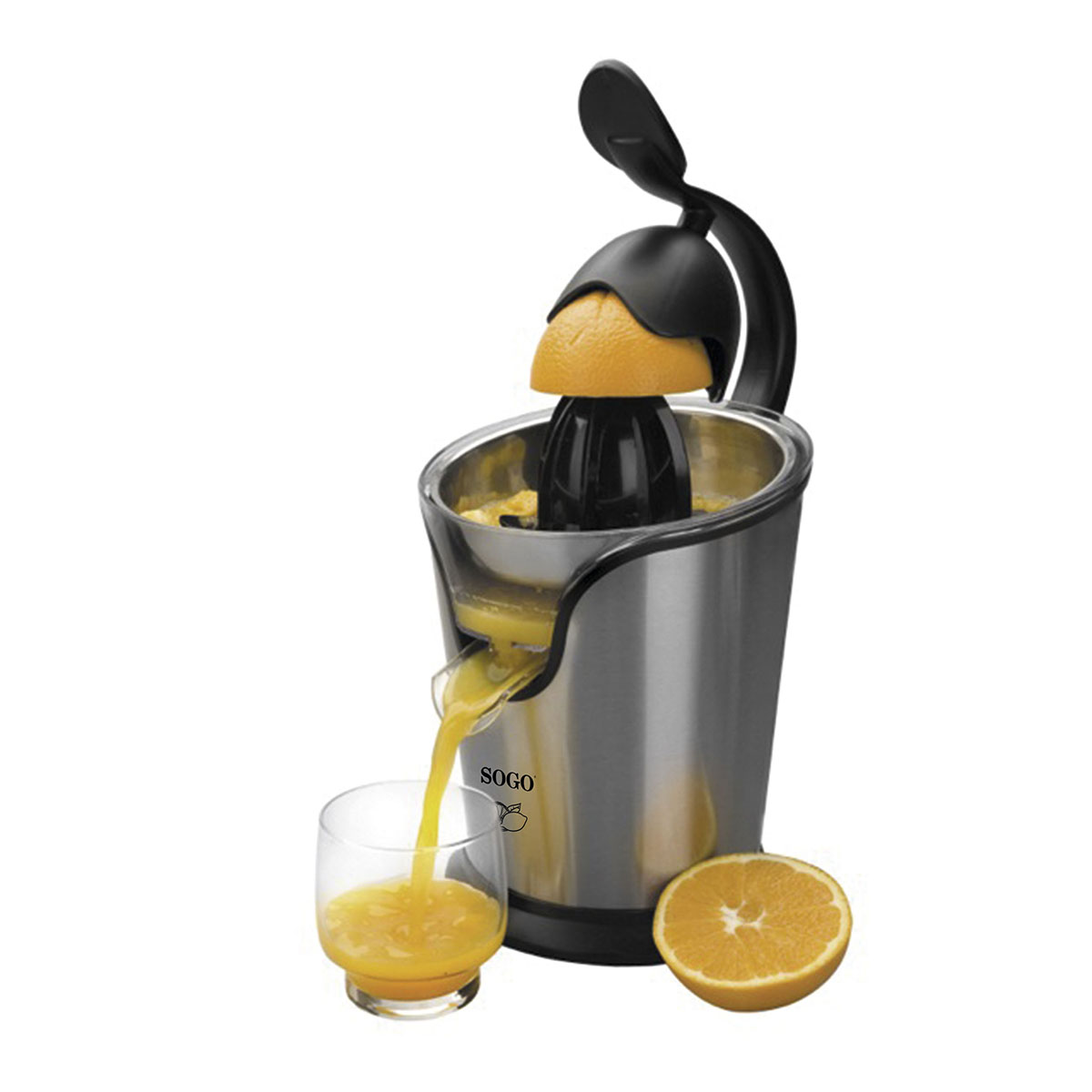 Exprimidor, acero inoxidable. El jugo de naranja fluye a un vaso. Hay media naranja.