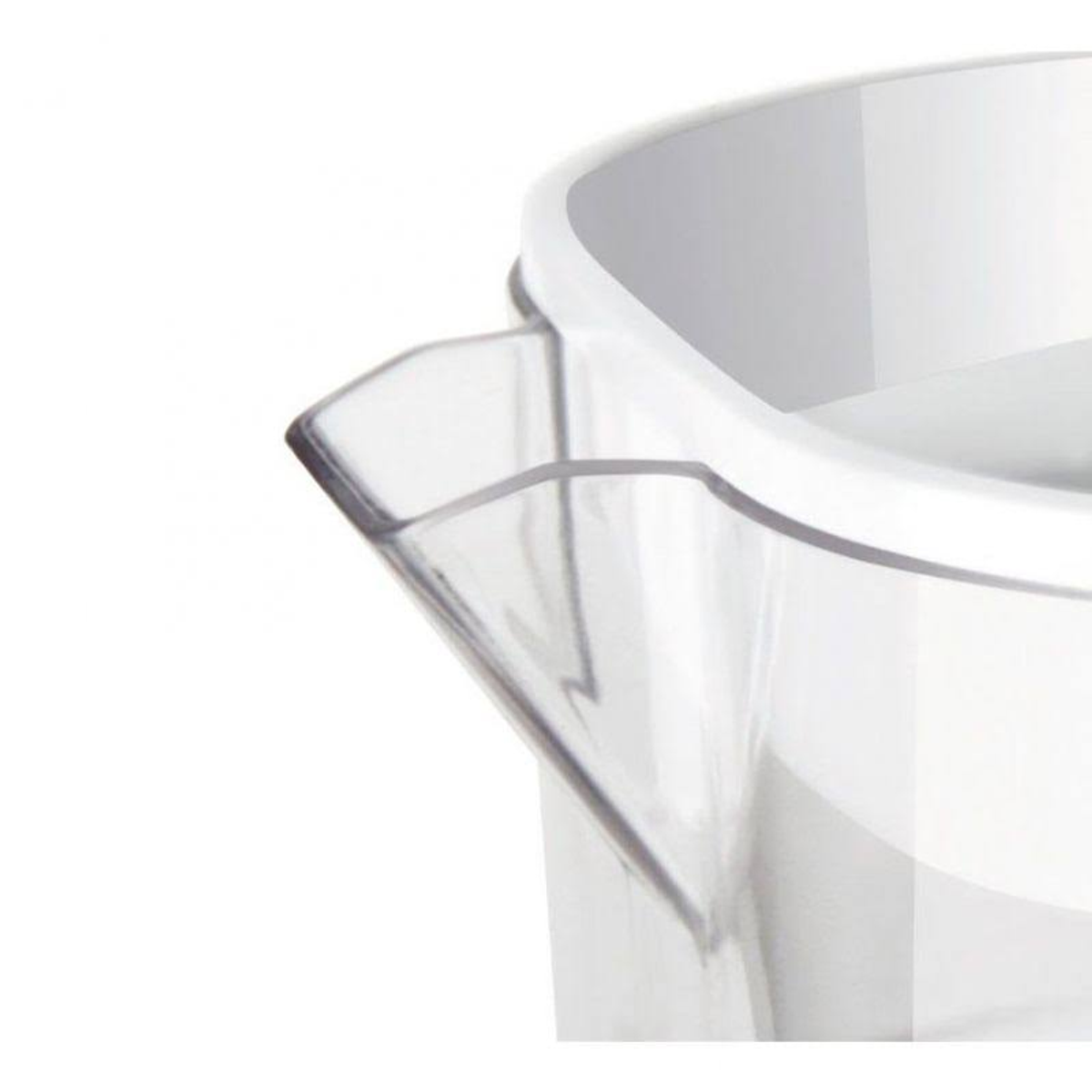 Primer plano de una boquilla de jarra de agua blanca y transparente.