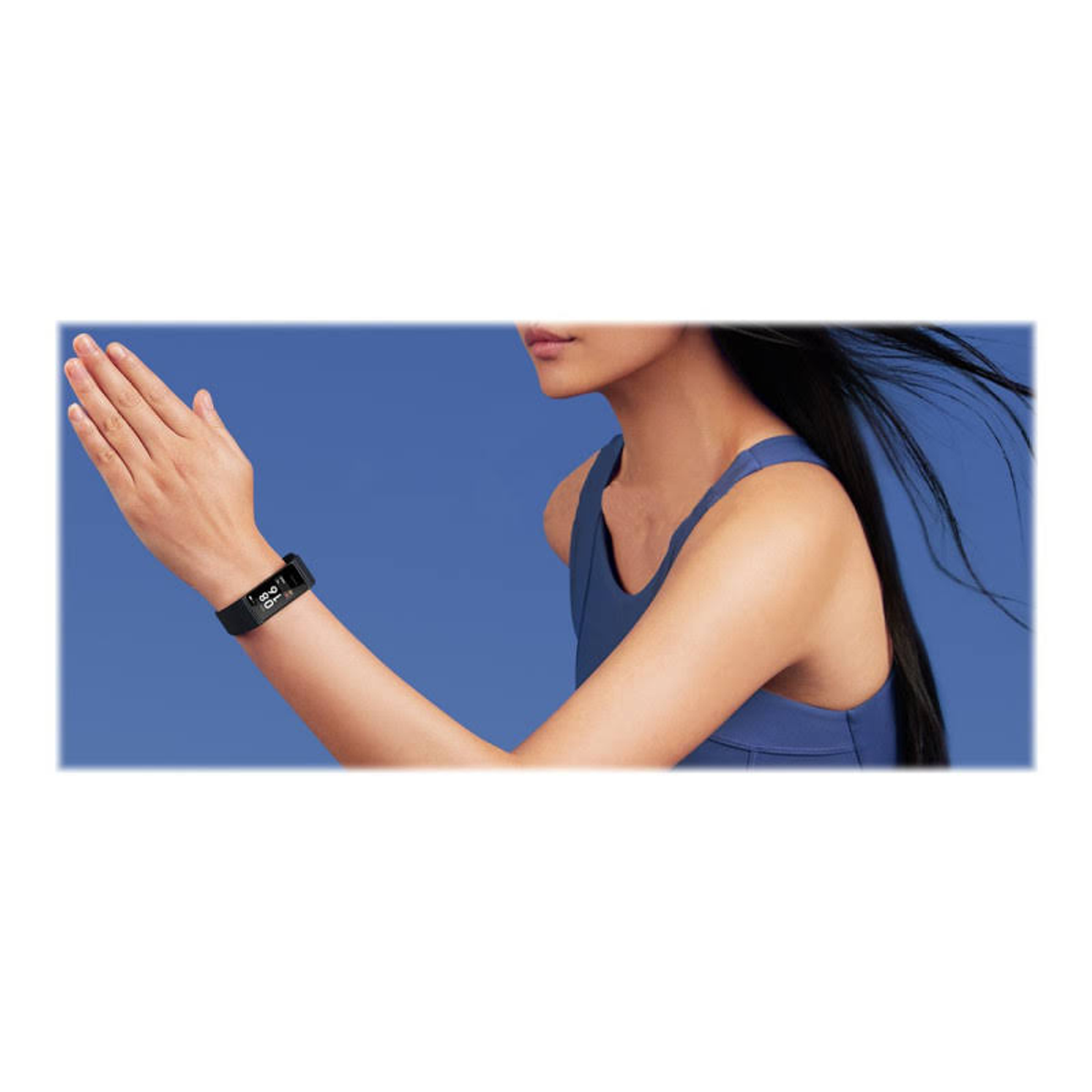 Una donna con un fitness tracker al polso, sfondo blu.