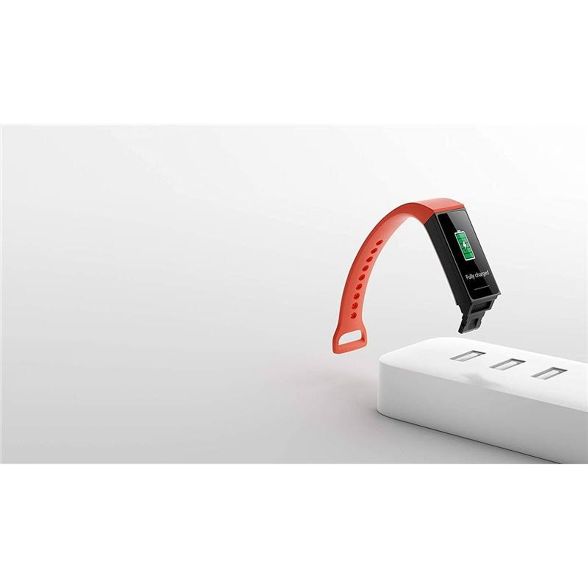 Un fitness tracker rosso con display della batteria completamente carica, su una superficie bianca.